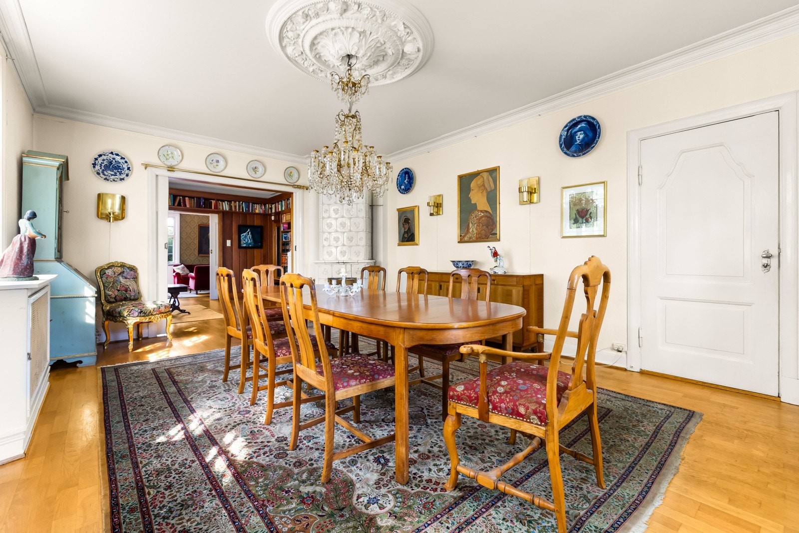 Store vinduer mot øst og syd gir godt med naturlig lys til dette flotte oppholdsrommet. Bred døråpning mot forstuen/biblioteket med skyvedører. Galleribilde