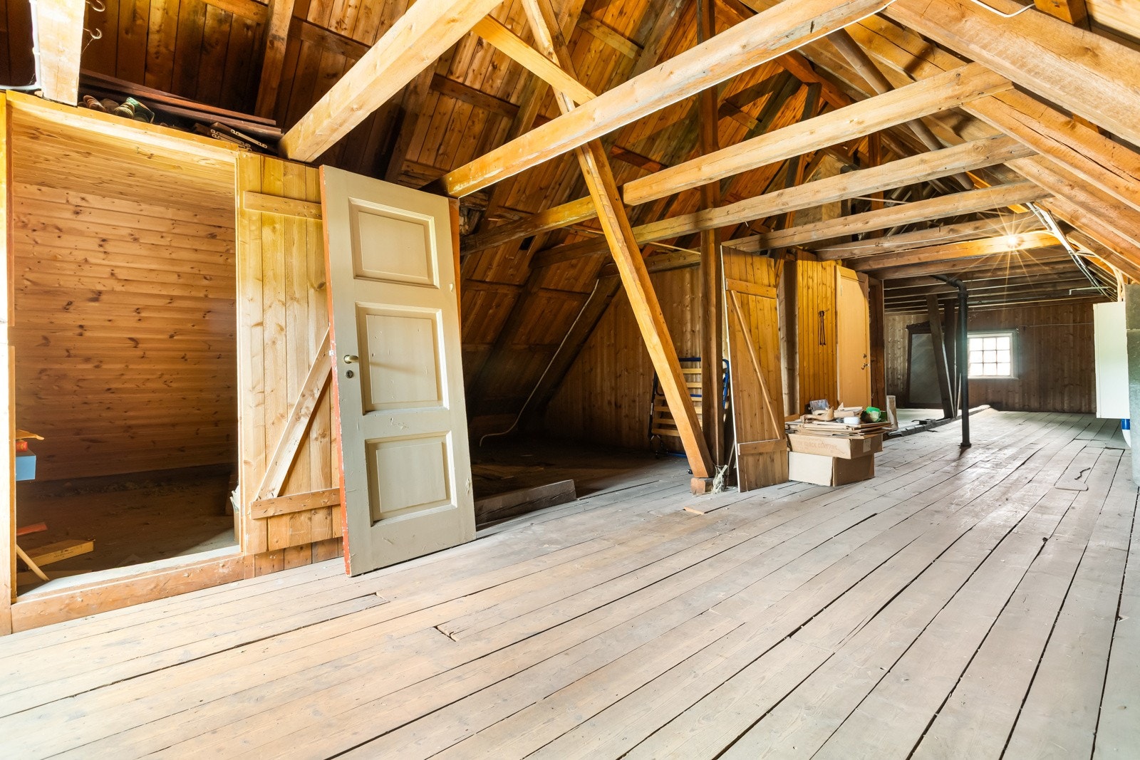 Det er vinduer i gavlveggene. Et nydelig loftsrom med takhøyde opptil 4 meter. Skråtak. Sikringsskap med 63 amp hovedsikring. Galleribilde