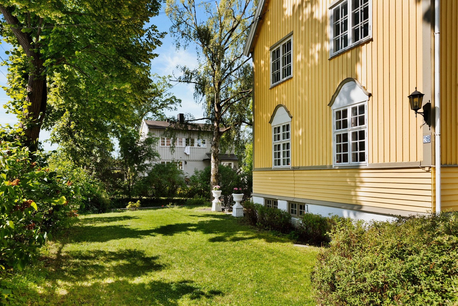 Stor og ærverdig bolig med aldersrelatert slitasje som fremstår som et renovering og oppussingobjekt - her kan du skape ditt drømmehjem! Galleribilde