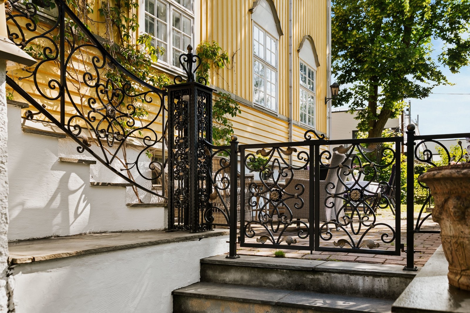 Trapp og port mellom hage og terrasse. Galleribilde
