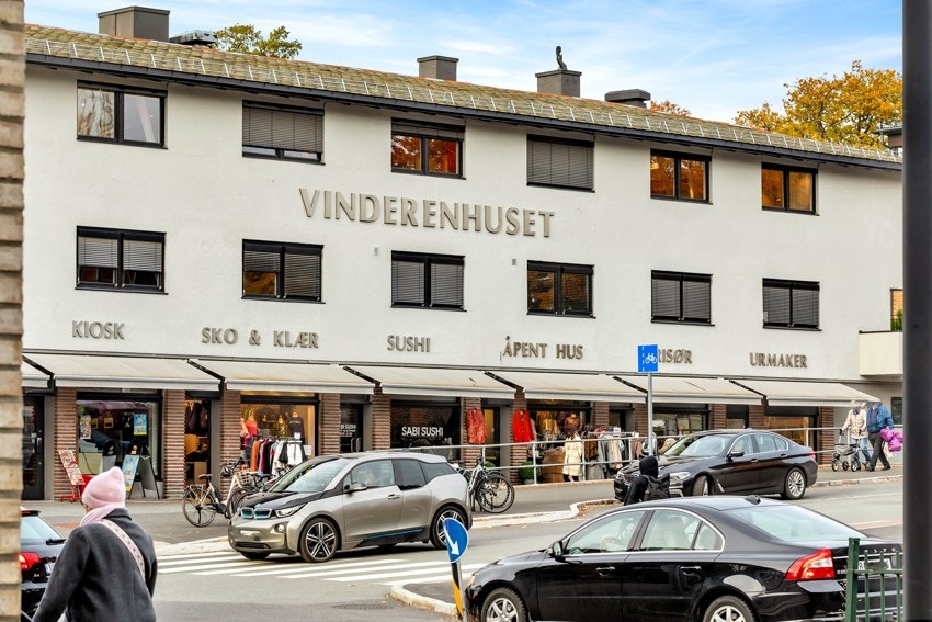 Vinderenhuset med blant annet klesbutikker, frisør og urmake, og enkel parkering i parkeringshuset under bygningen. Galleribilde