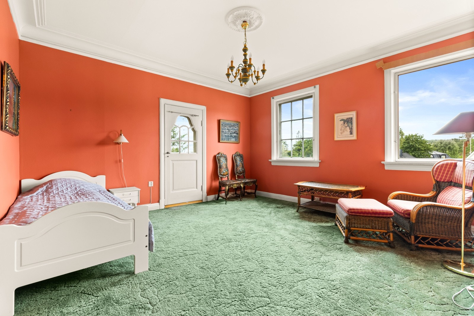 Soverom 4 er 18,2 kvm og har utgang til en sydvendt balkong på 6,2 kvm. Rommet har også to vinduer mot vest. Rommet er svært romslig og kan brukes som stue ved behov. Galleribilde