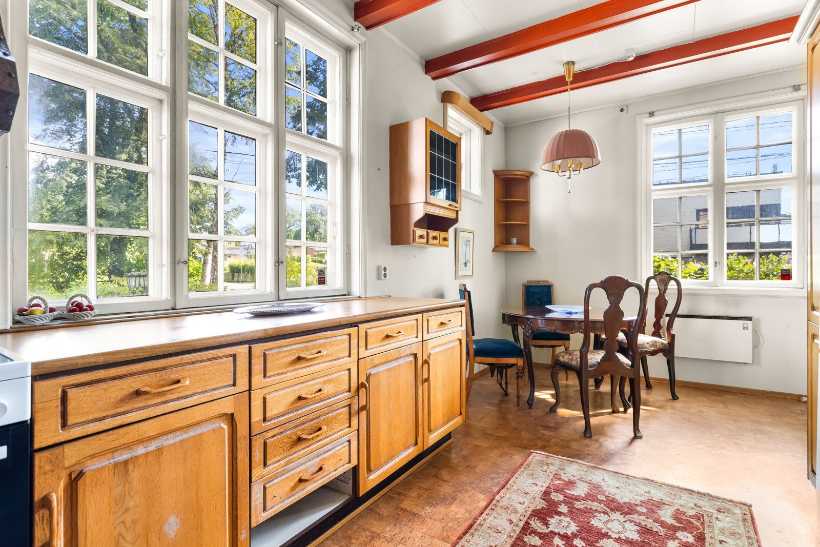 Kjøkkenet har vinduer mot nord og øst. Galleribilde