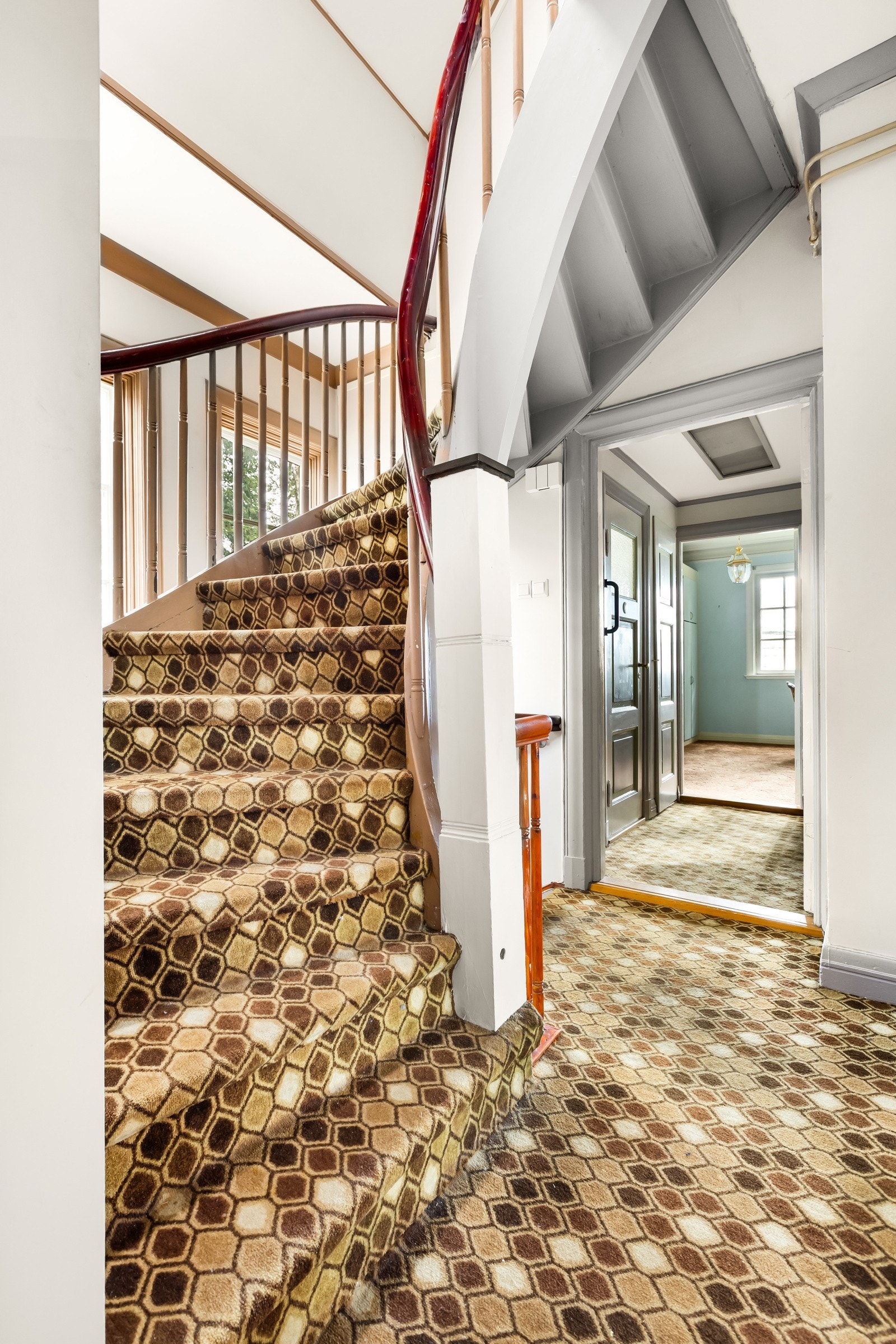 Fast trapp leder til loftet. Galleribilde