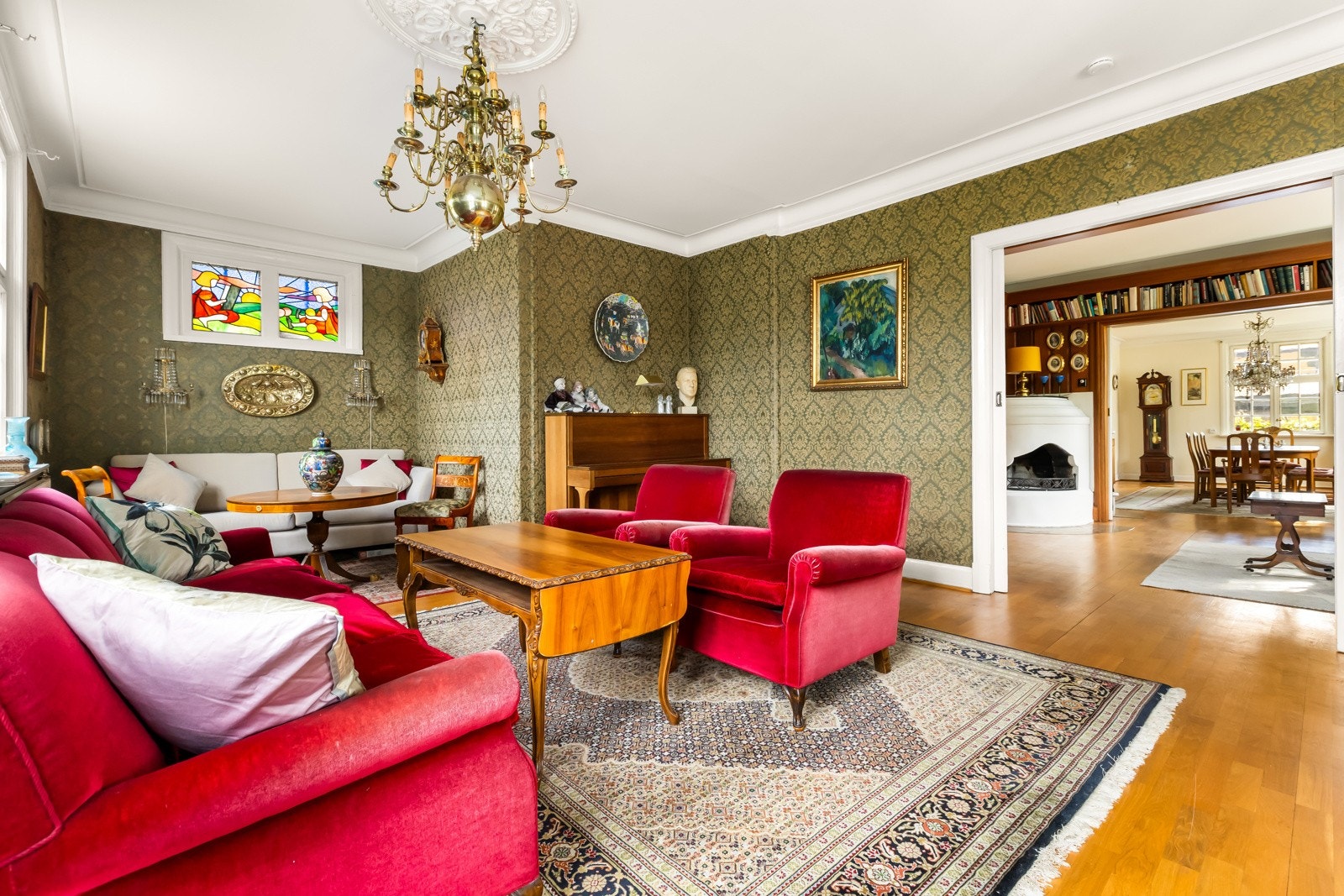 Stuen har plass til flere møbelgrupper. Galleribilde