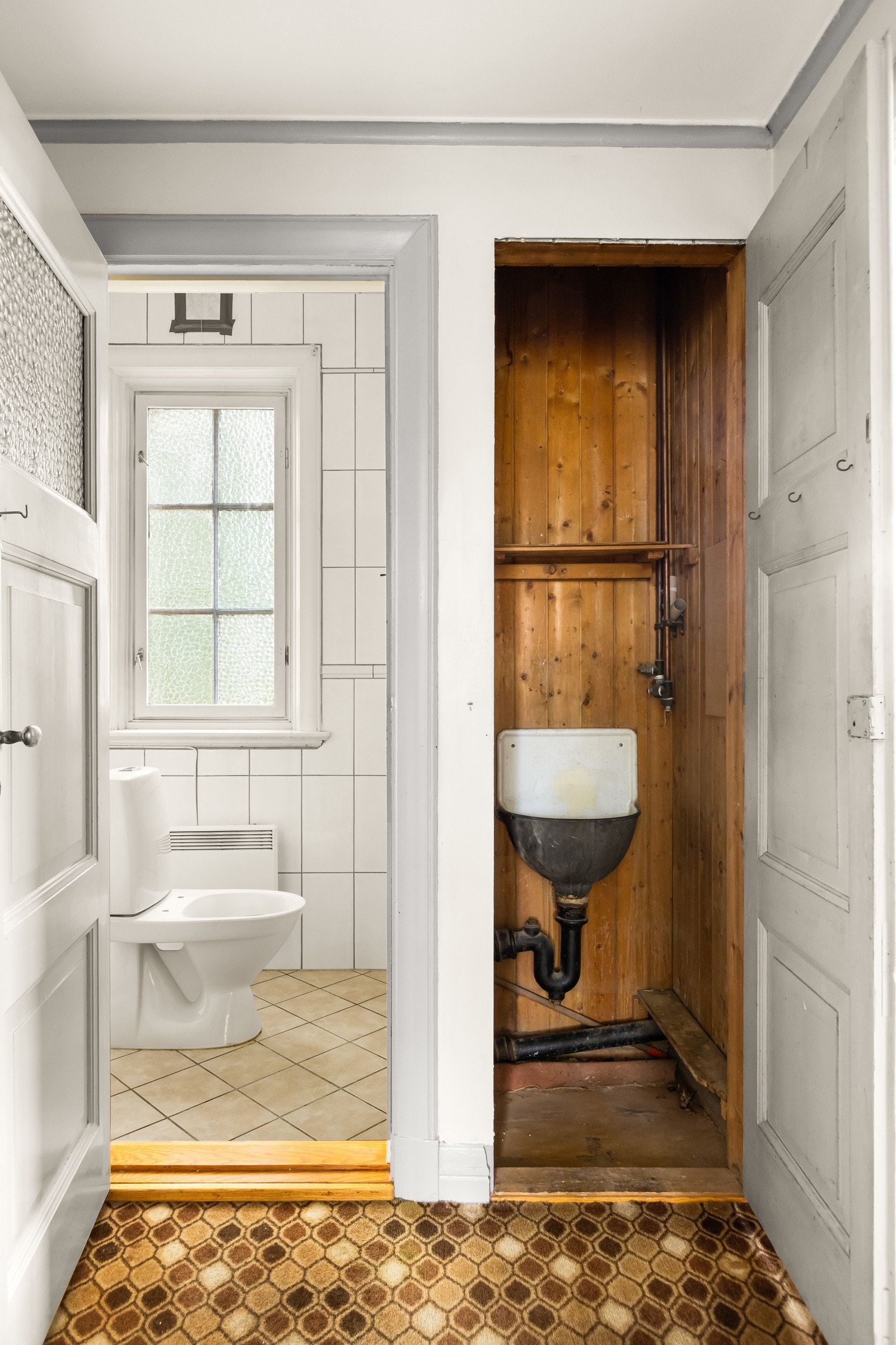 Toalettrommet ligger vis-a-vis bad 1 og er flislagt. Rommet har gulvmontert toalett. Galleribilde