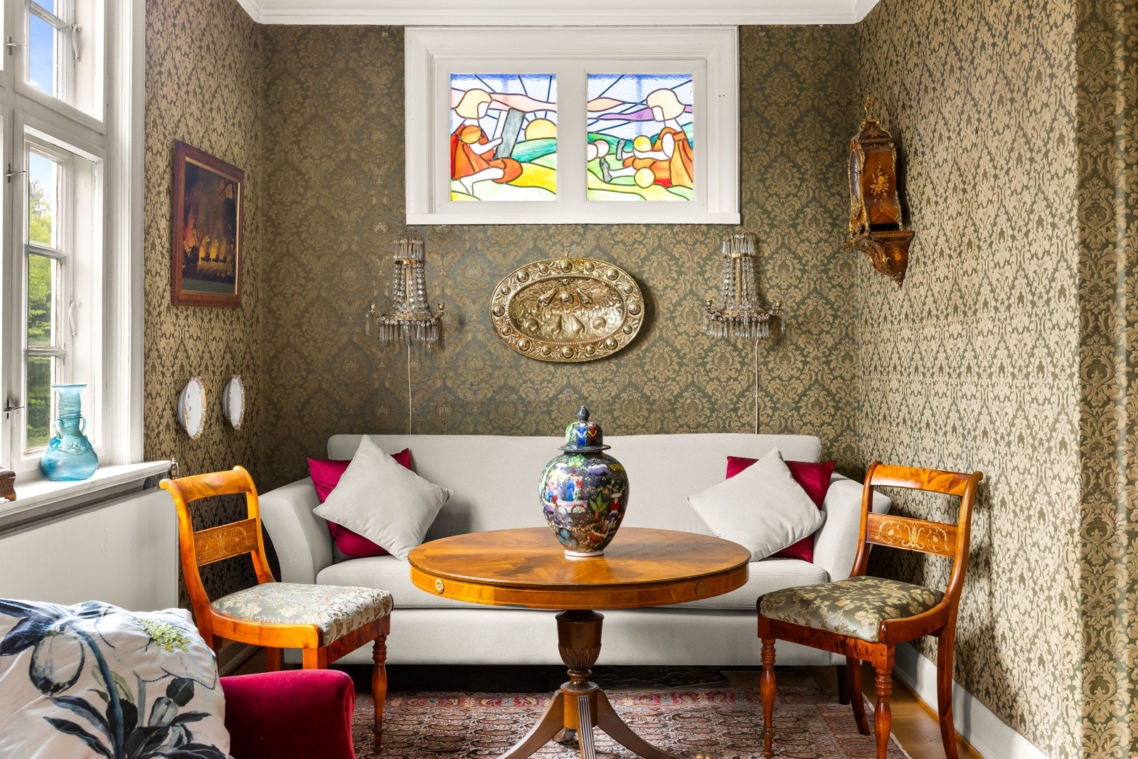 Stuen har plass til flere møbelgrupper. Galleribilde