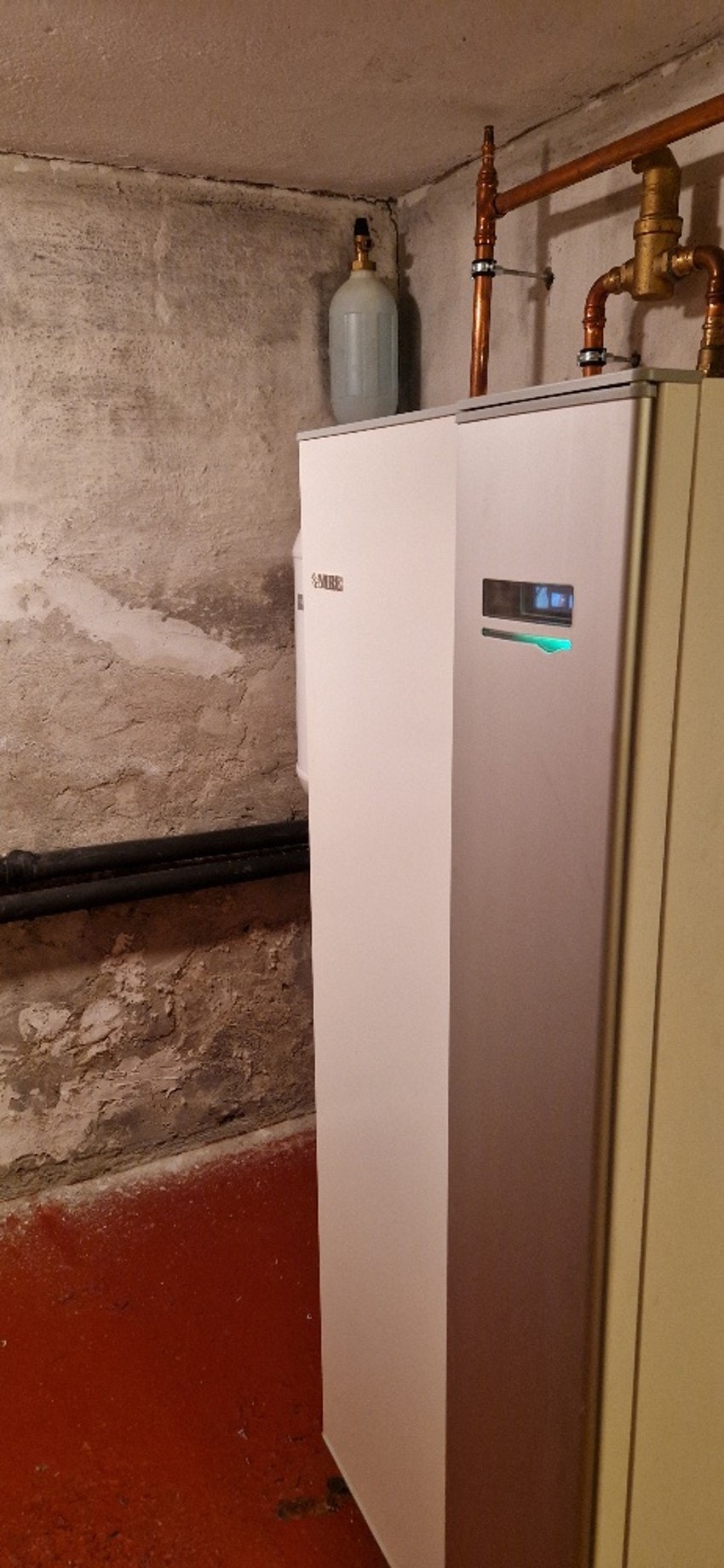 Boligen er tilknyttet bergvarmeanlegg som gir vannbåren varme til radiatorene i stuene i 1.etasje. Galleribilde