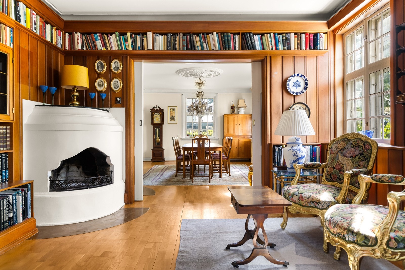 Den flotte forstuen med stående panel på veggene og åpen peis er perfekt for stemningsfulle mottakelser. Galleribilde