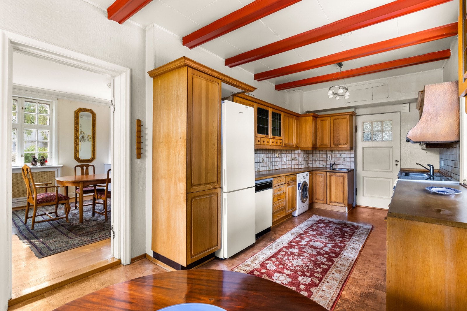 Innredningen antas å være fra rundt 1980 (opplysning fra dagens eier). Innredningen har profilerte fronter og byr på god skap- og benkeplass. Benkeplaten er av heltre og laminat, med en topplimt metallvask. Mellom benk og overskap er det fliser. Galleribilde