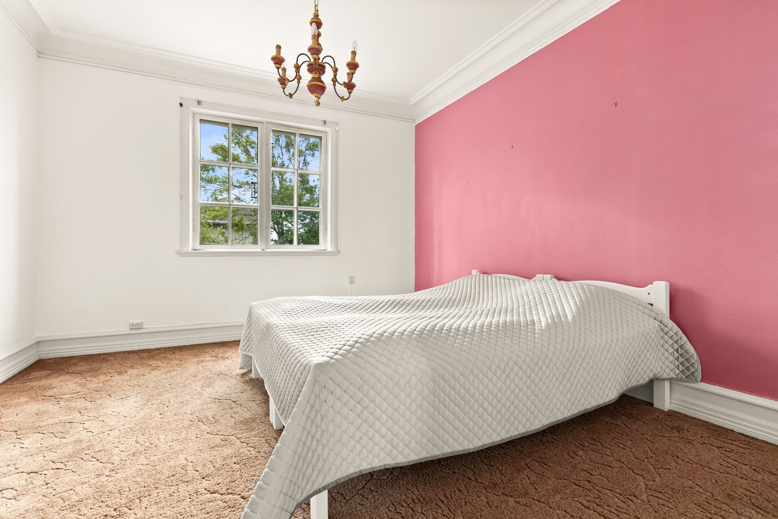 Soverom 5 er 15,7 kvm og har plass til seng og garderbobe. Vindu mot syd. Galleribilde