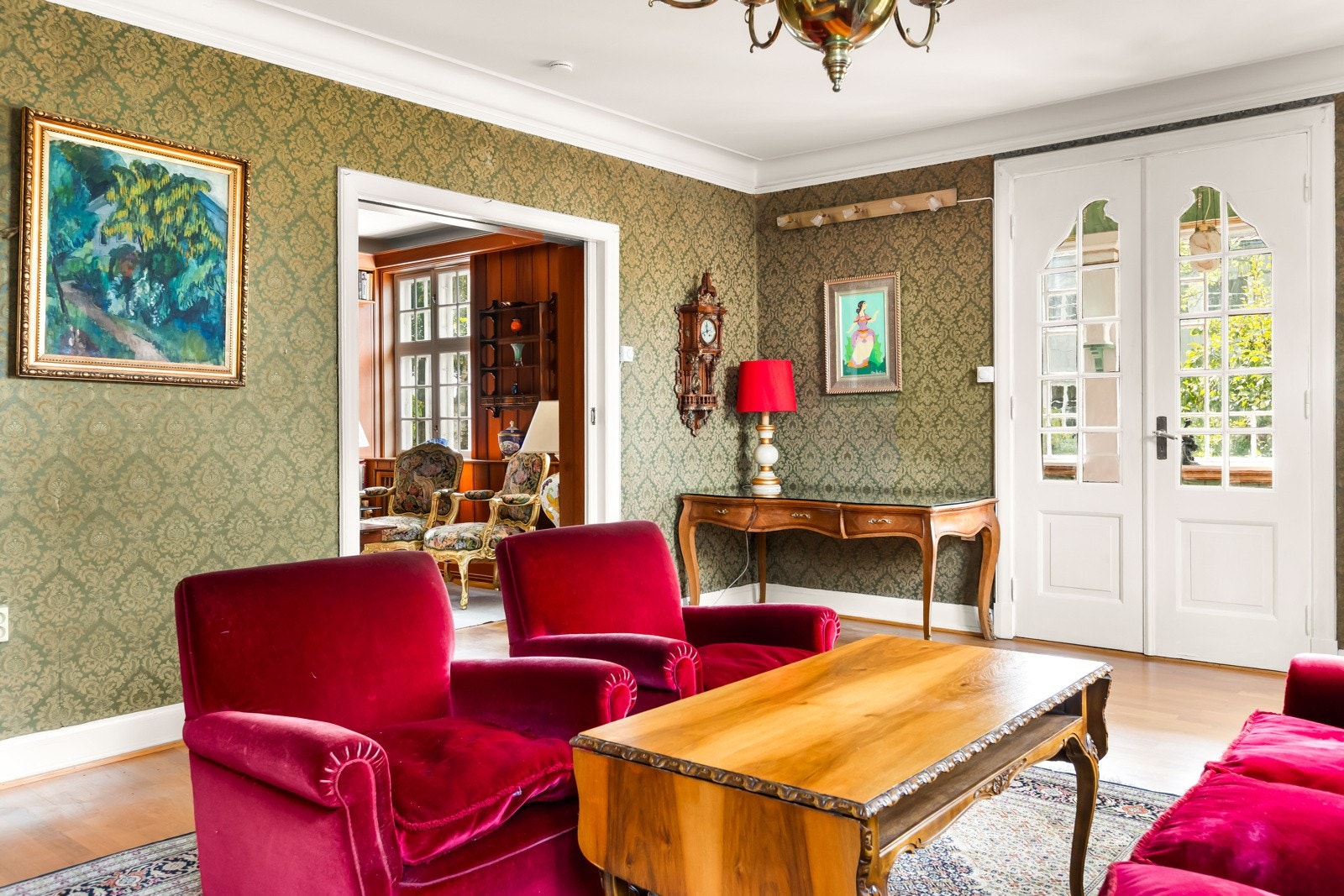 Stuen er 28,39 kvm og har utgang gjennom doble fløydører til den innglassede hagestuen. Galleribilde