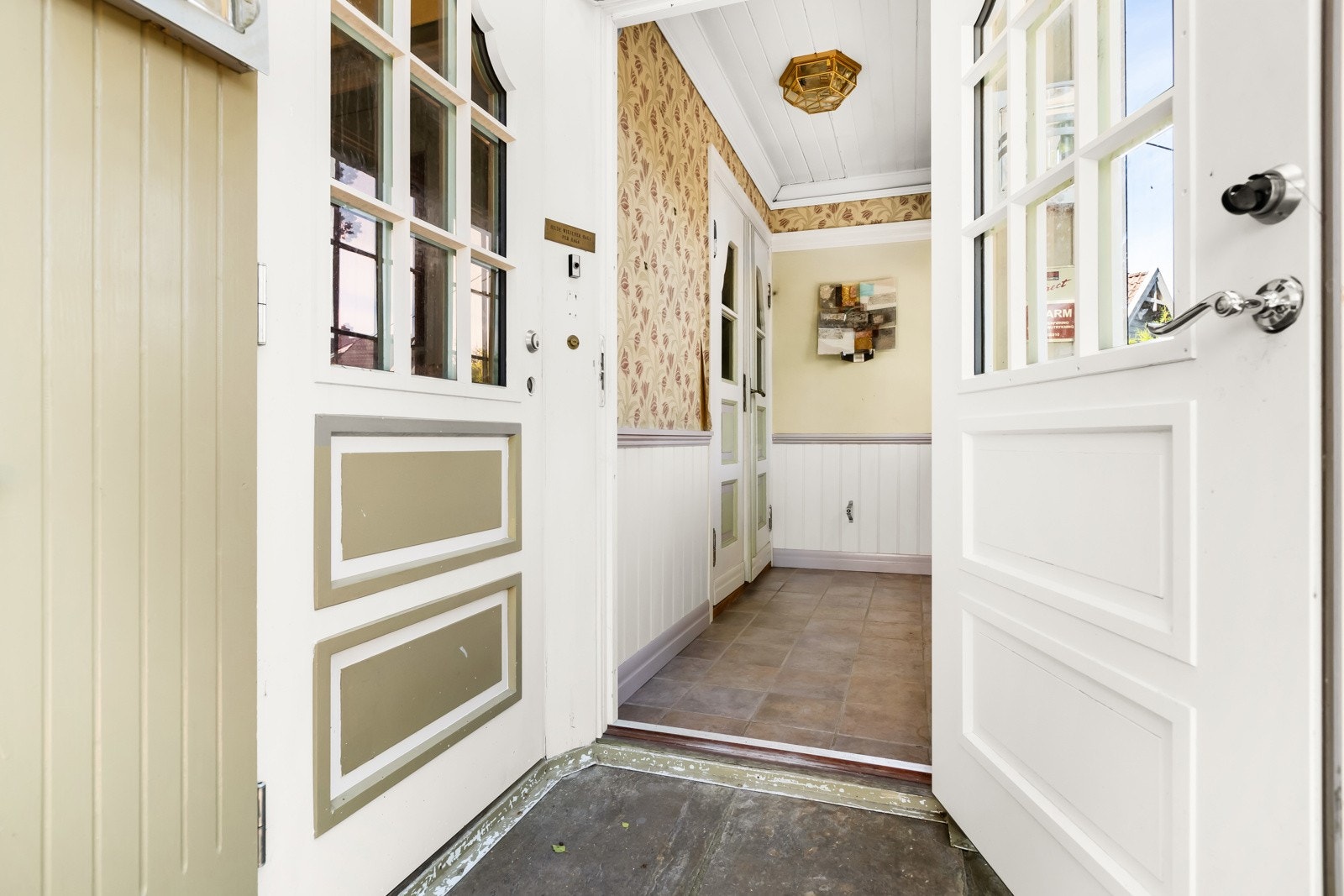 Dobbel dør mellom vindfang og trappehall. Galleribilde