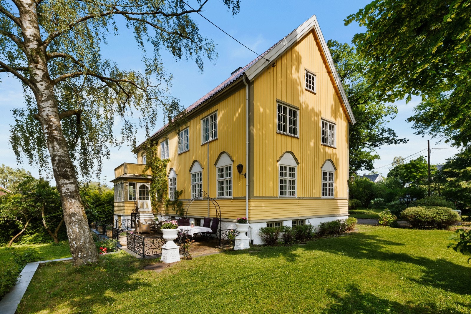 Boligen ligger fint til på en solrik, barnevennlig tomt på 1,8 mål. Galleribilde