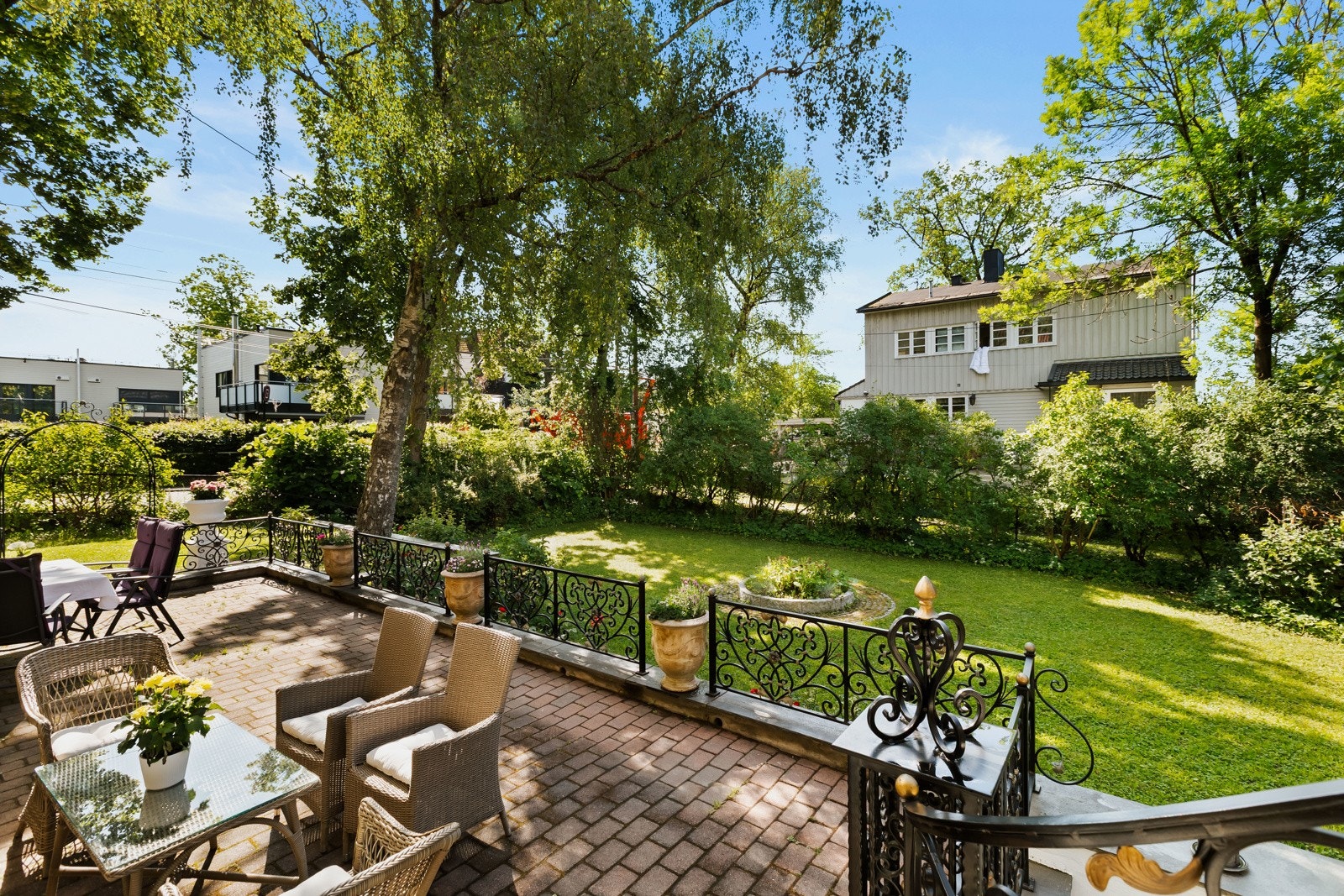 Stensatt sydvendt terrasse med god plass til flere møbelgrupper. Galleribilde