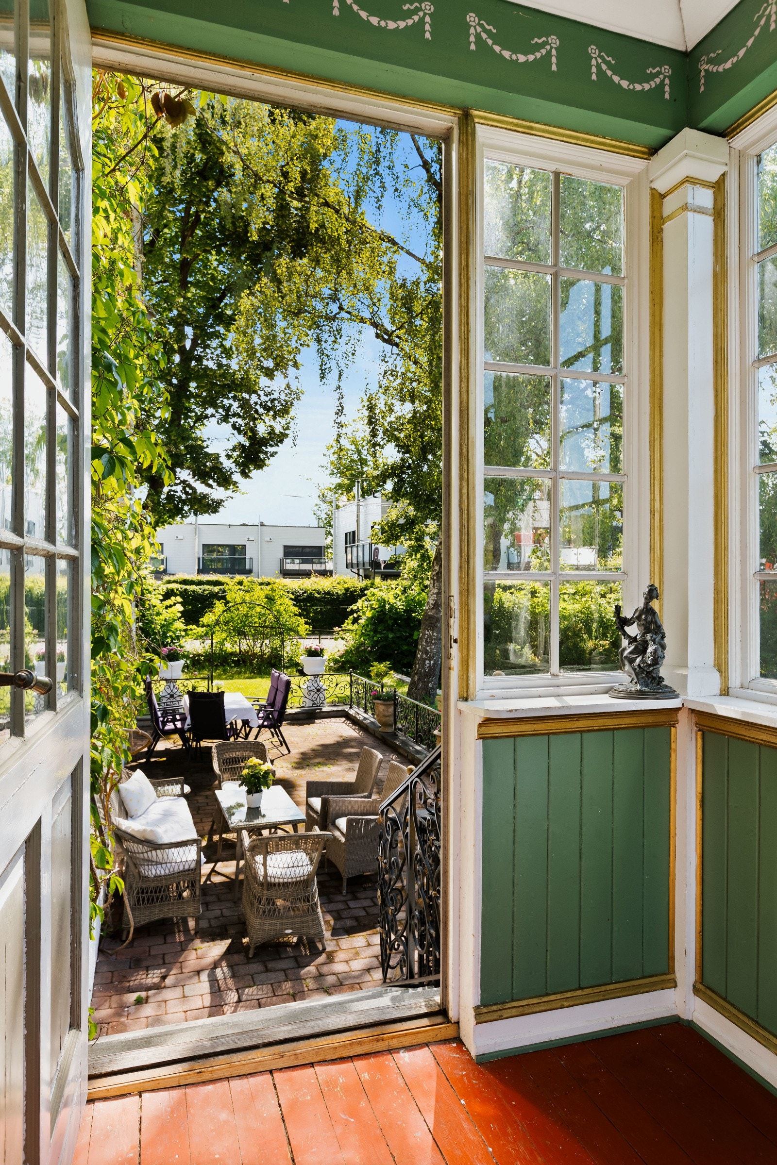 Dør til terrasse og hage fra hagestuen/ innglasset balkong. Galleribilde