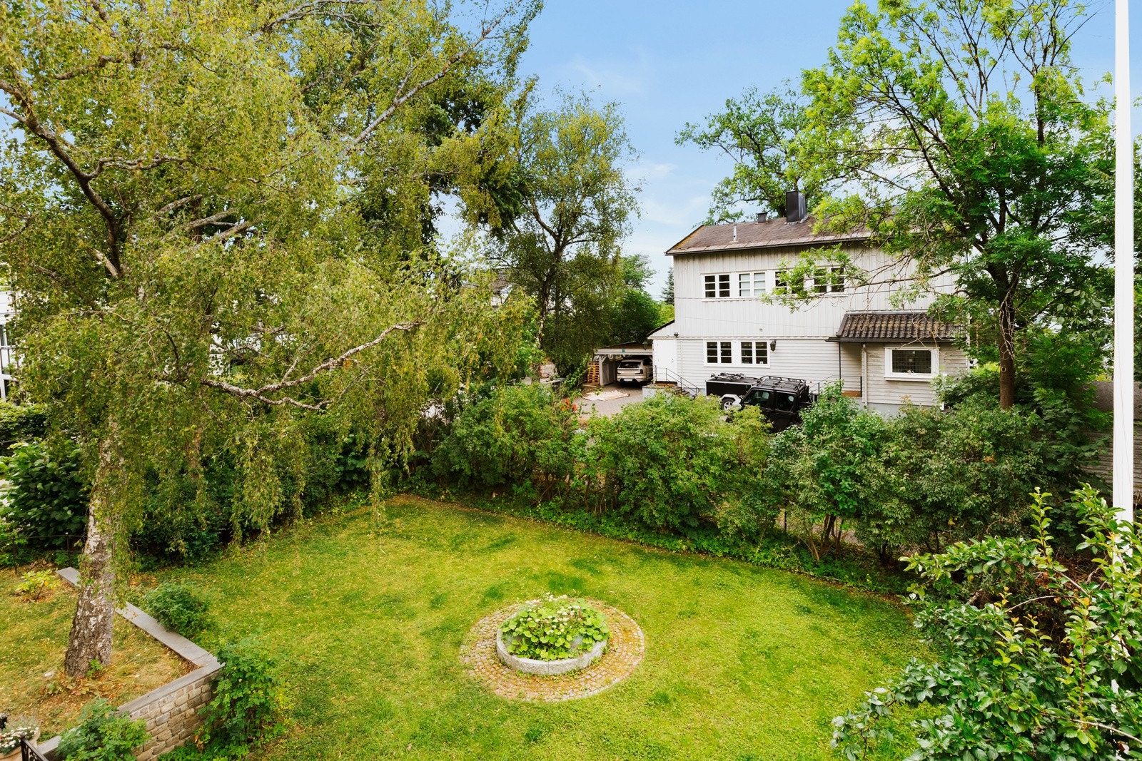 Utsyn mot den vakre hagen fra balkongen i 2.etasje. Galleribilde