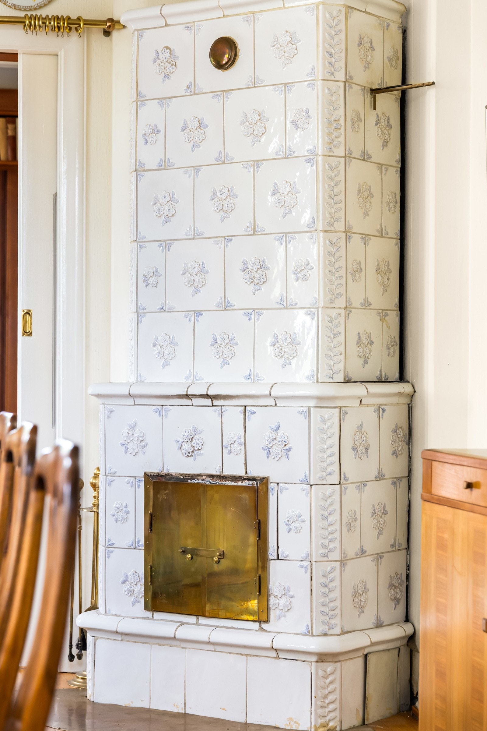 En flott kakkelovn pryder spisestuen. Galleribilde