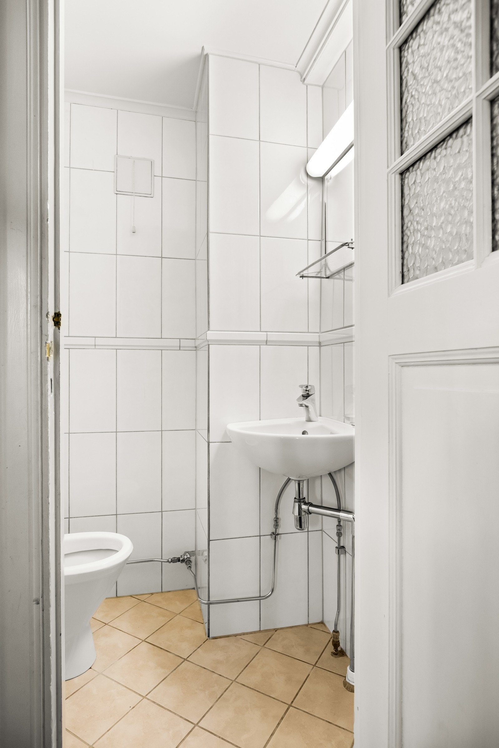 Separat toalettrom ved trappen. Galleribilde