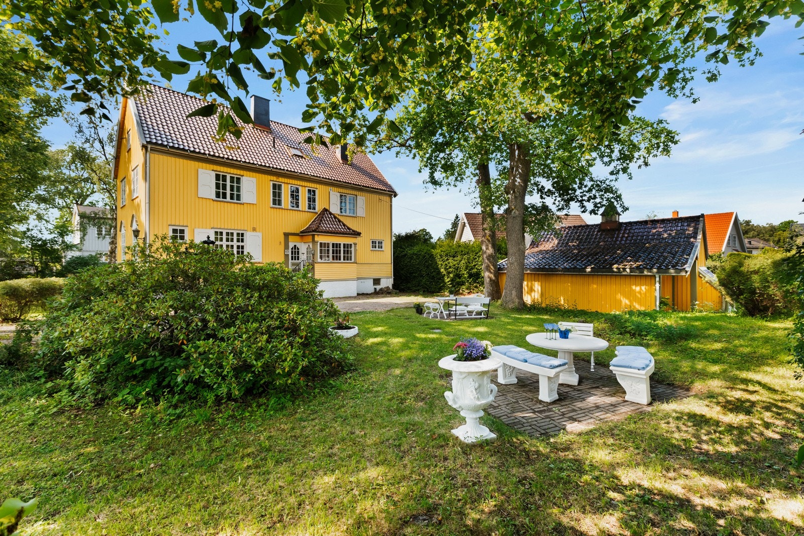 Det er anlagt flere stensatte solrike og skyggefulle markterrasser rundt omkring på tomten. Galleribilde