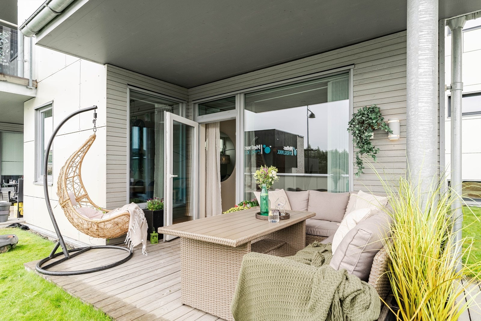 Det er direkte utgang til markterrassen fra stuen og nyter godt av hjørnebeliggenhet. Galleribilde