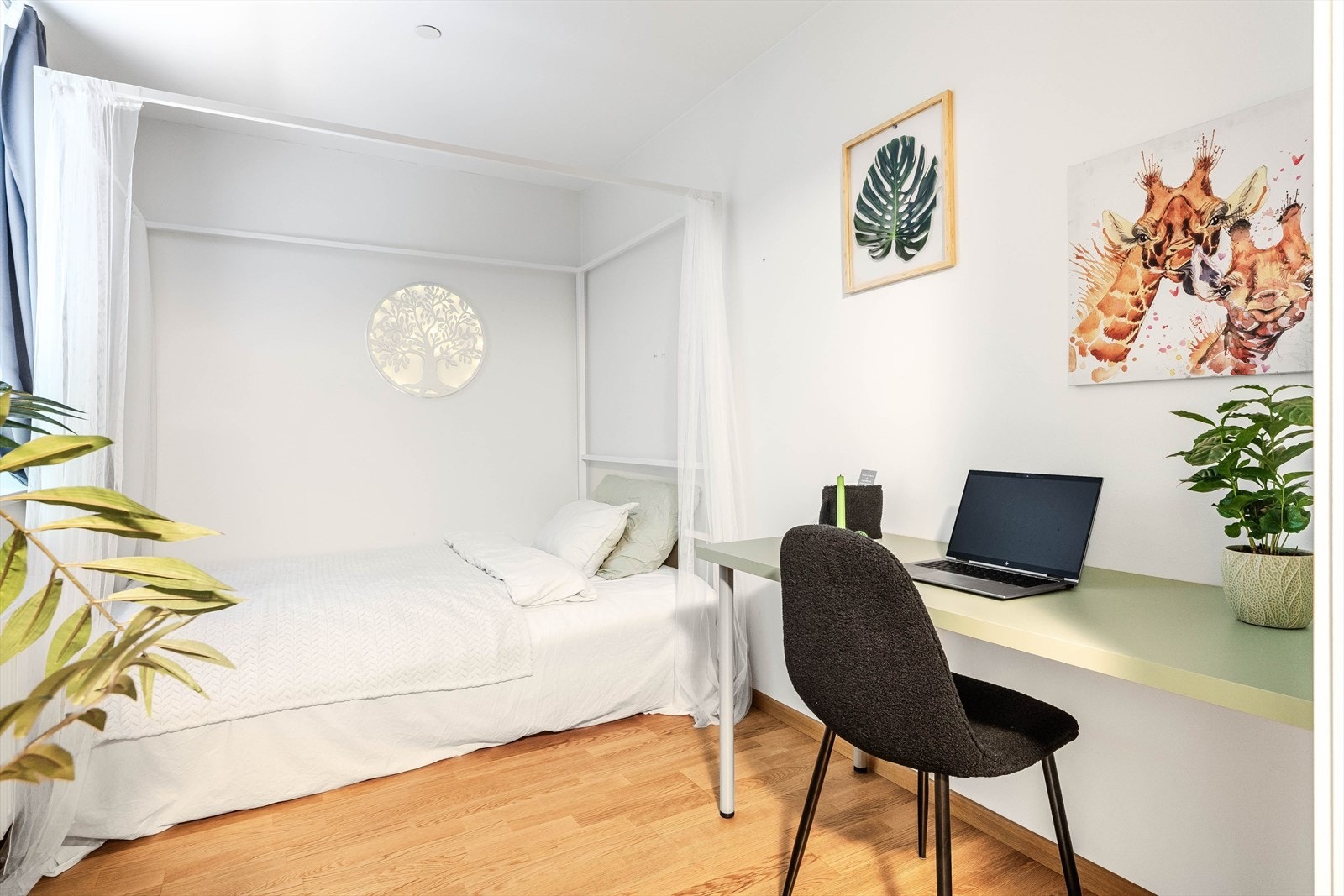 Boden i leiligheten har vindu og er i dag bruk som gjesterom/hjemmekontor. Galleribilde