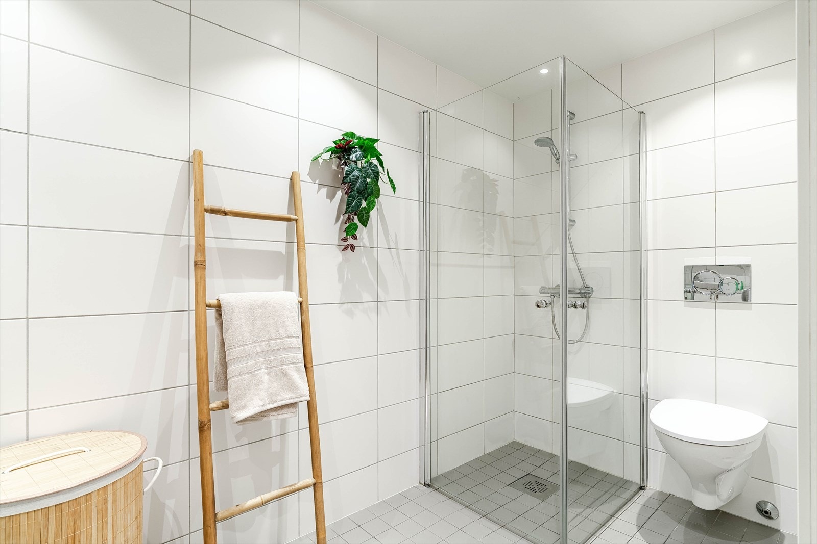 Badet er i stilrene farger og har fått TG 1 fra takstmann. Galleribilde