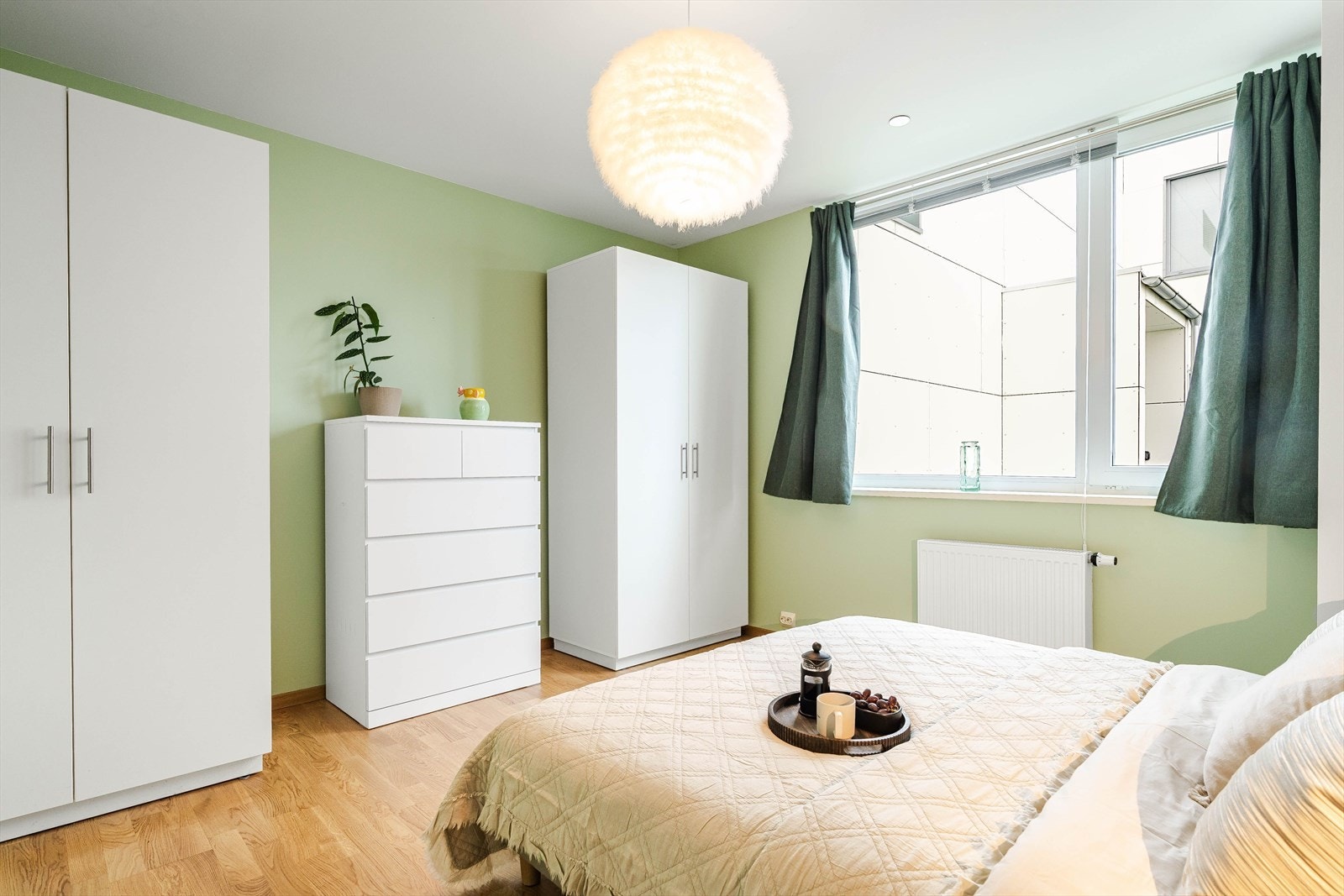 Det er god plass til garderobeløsninger på soverommet. Galleribilde