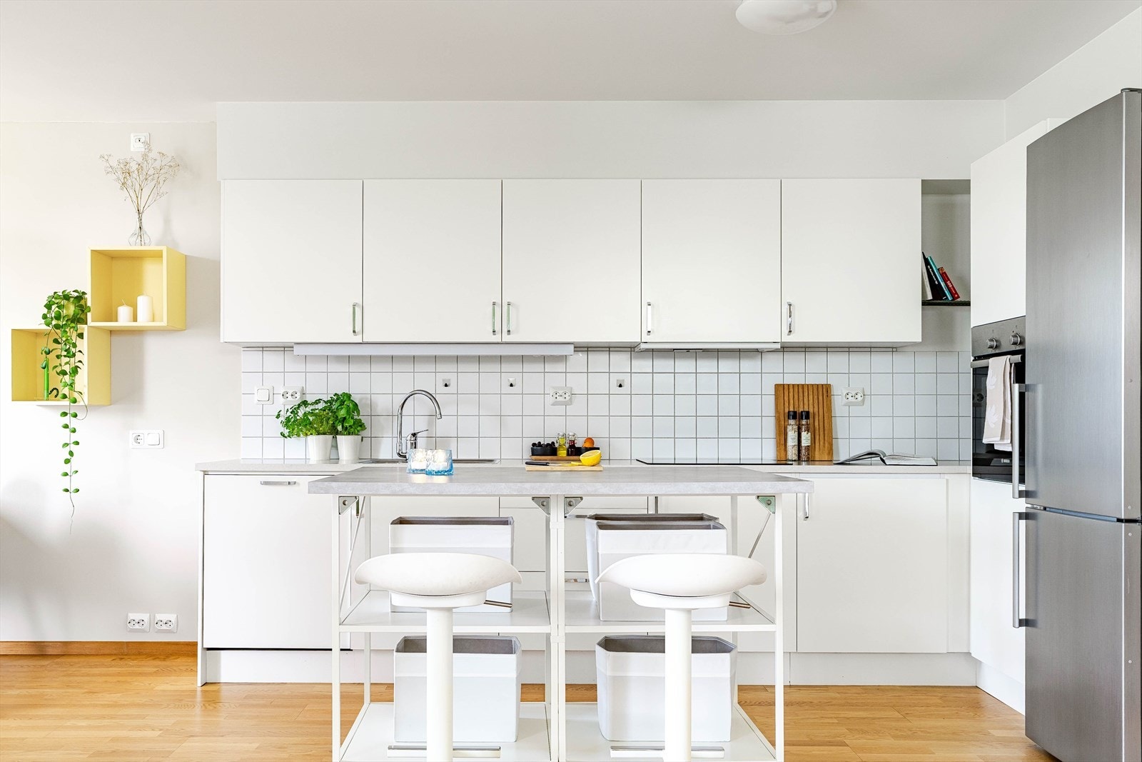 Kjøkkenet nyter godt av L-form som sørger for mye skap- og benkeplass. Galleribilde