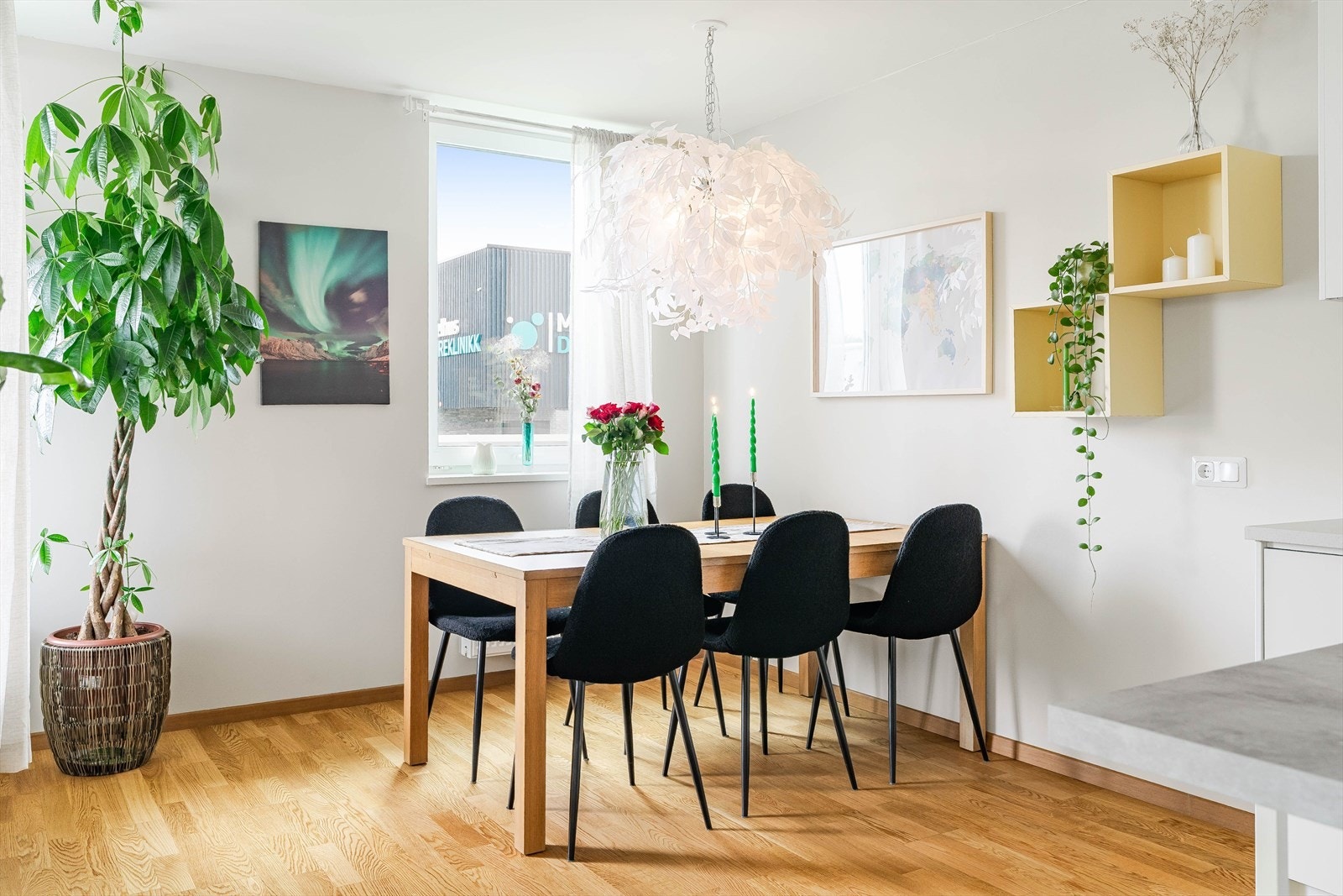 I forlengelse av kjøkken har man plass til en spisegruppe. Galleribilde