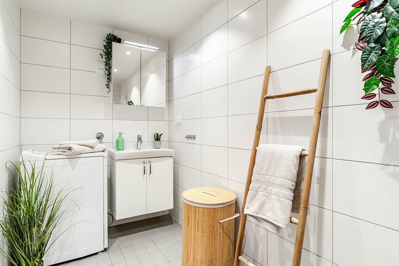 Badet er på 5 kvm og har varme i gulv og oppsett for vaskemaskin og tørketrommel. Galleribilde