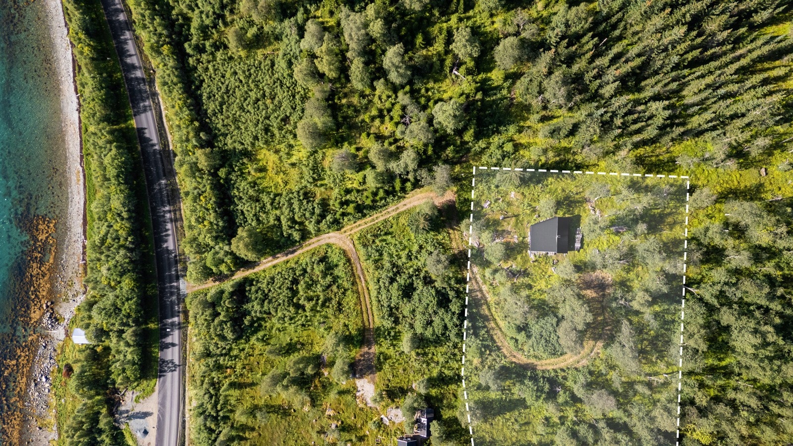 Naturtomt med flott utsikt over Sørfjorden og innover Lakselvbukt.