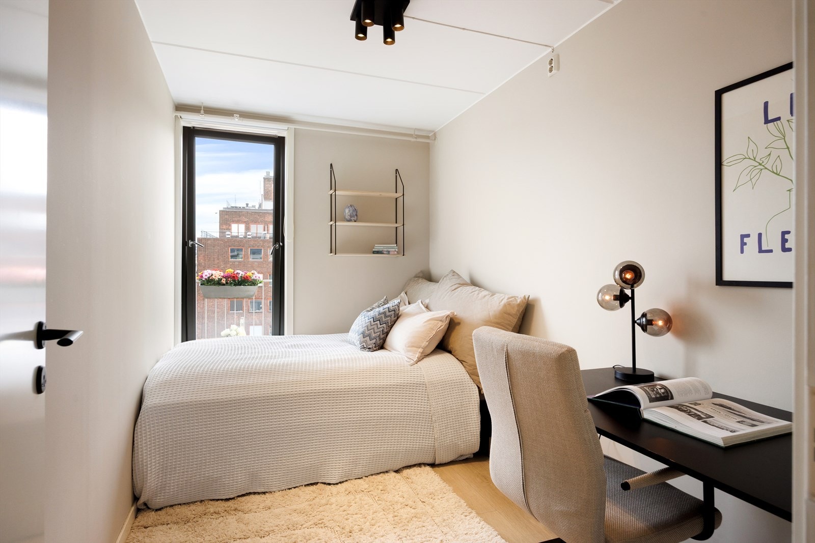 Soverom 2 er også romslig og har plass til både seng og øvrige møbler. Galleribilde