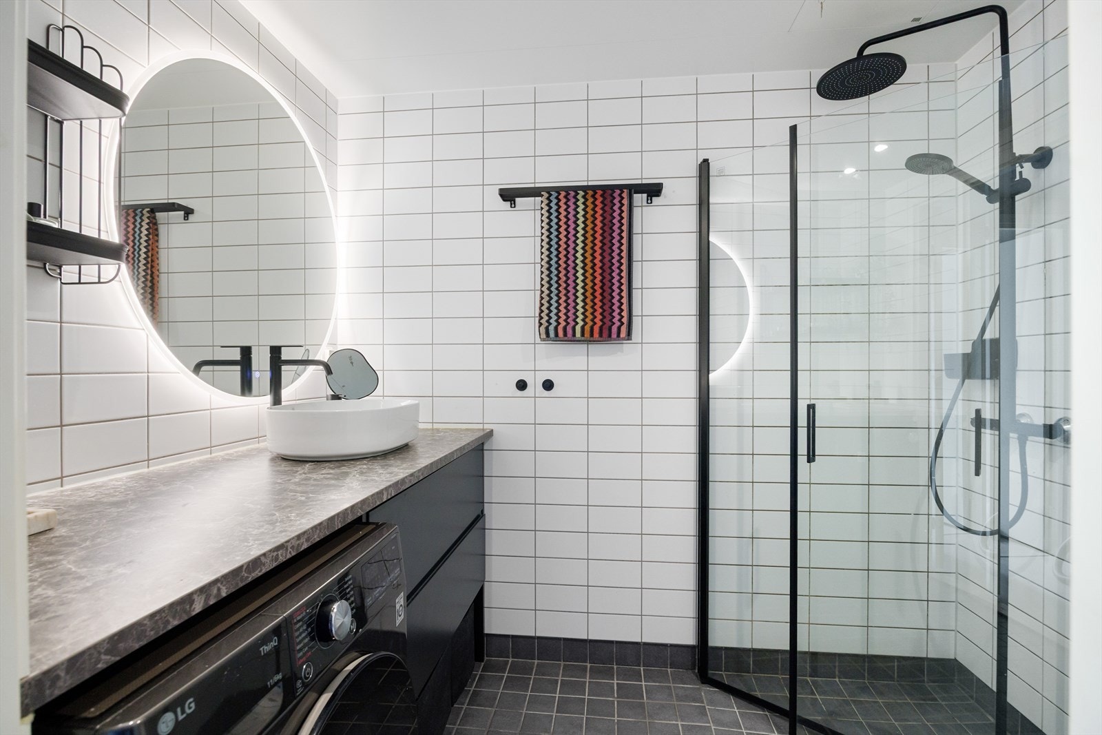 Delikat, flislagt baderom med gulvvarme og downlights i himlingen. Galleribilde