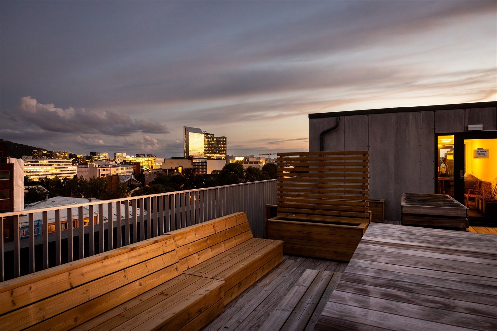 Felles takterrasse med fantastisk utsikt og solrike sitteplasser - perfekt for avslapning eller sosiale stunder. Galleribilde