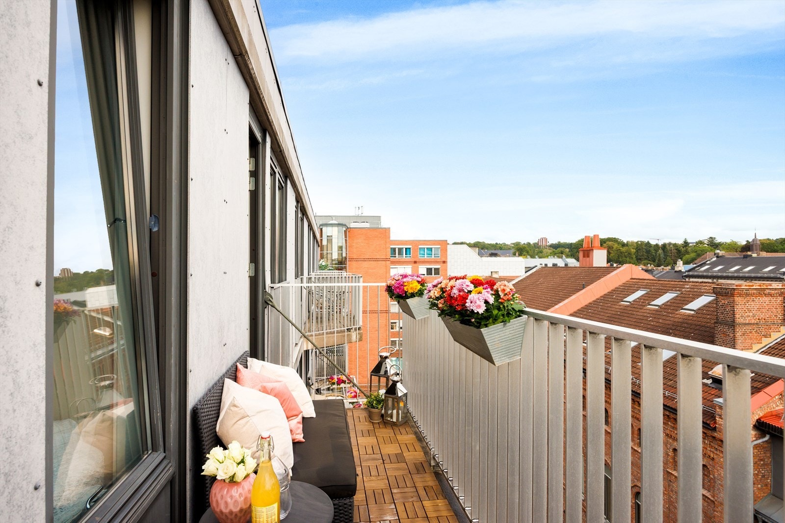 På varme vår- og sommerdager blir balkongen en forlengelse av stuen - et lunt og hyggelig sted for avslappende stunder, små sammenkomster eller en stille kaffekopp. Med utemøbler, grønne planter og en grill kan du enkelt skape din egen lille oase. Galleribilde