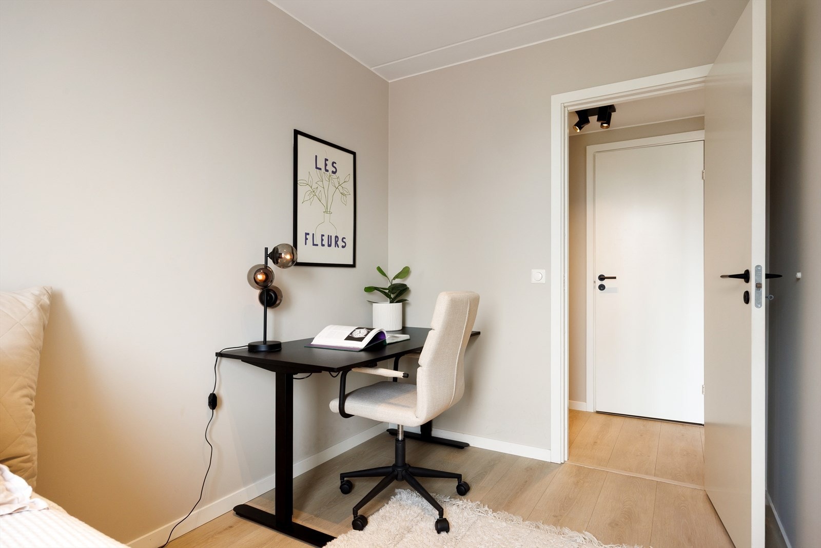 Det er et allsidig rom som passer perfekt som barnerom, gjesterom eller hjemmekontor, tilpasset dine behov. Galleribilde