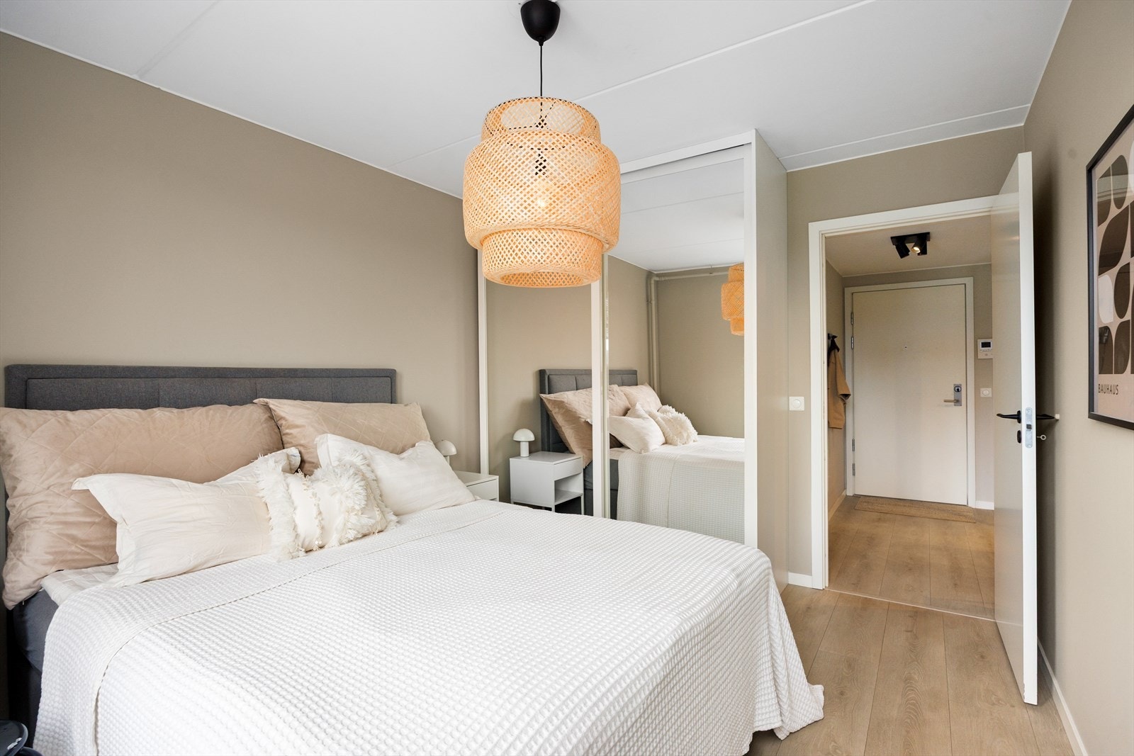 Rommet har også rikelig med oppbevaringsplass i en romslig skyvedørsgarderobe med speilfronter. Galleribilde