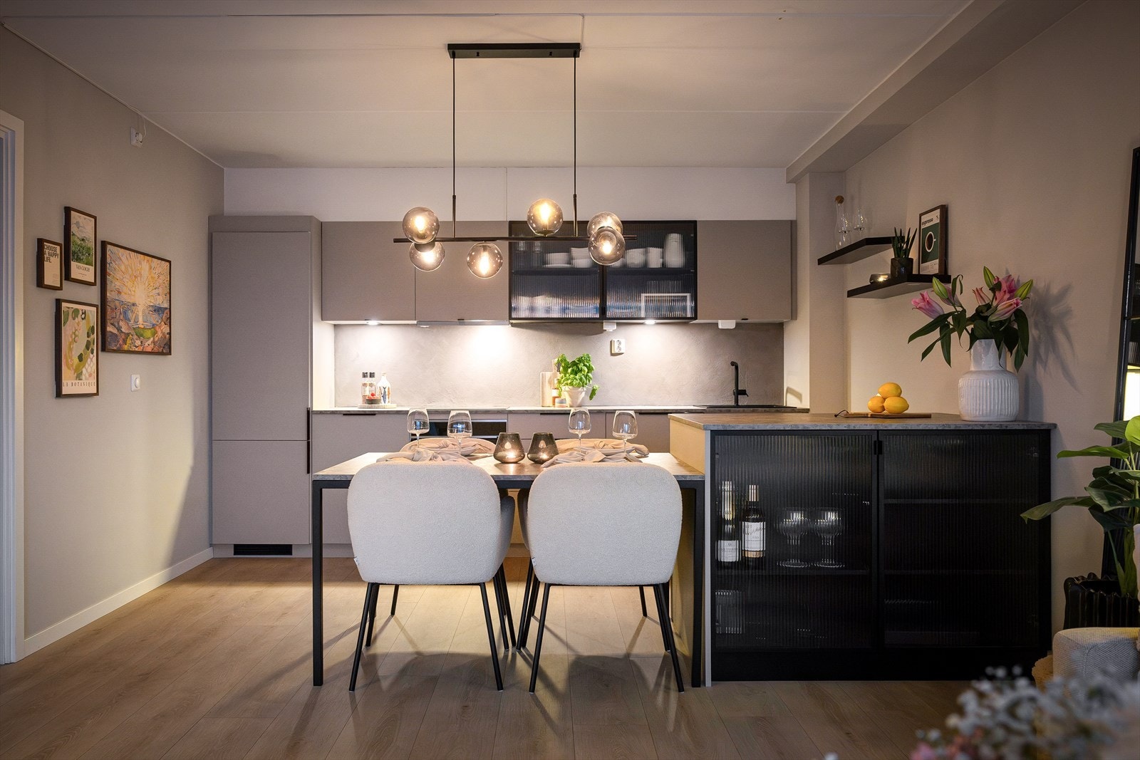 Kjøkken og bad er pusset opp med hjelp fra interiørarkitekt, som har bidratt med gjennomtenkt utforming, harmoniske fargevalg og funksjonell innredning. Galleribilde