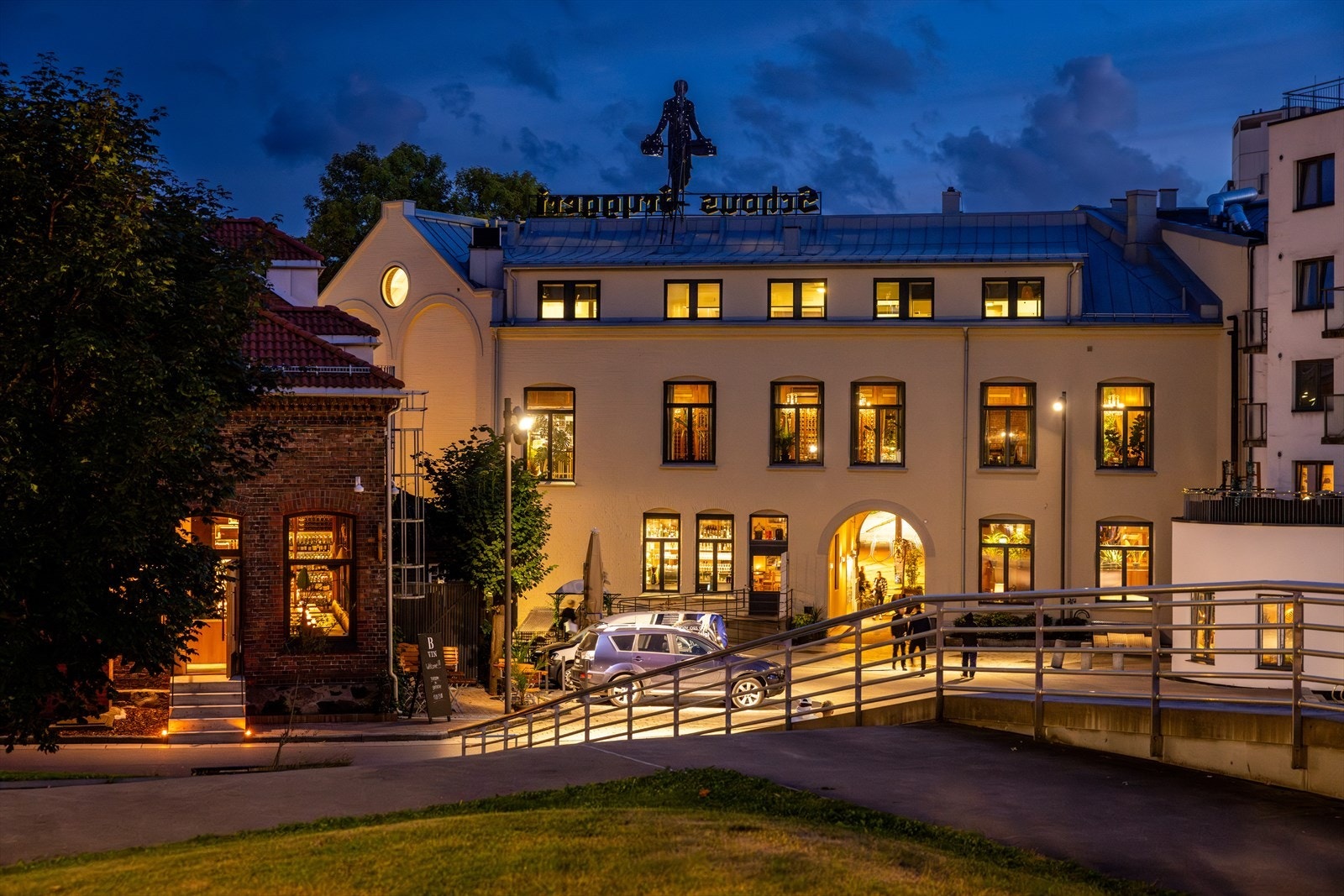 Schous Bryggeri ligger like i nærheten, med et rikt tilbud av kaféer og restauranter. Galleribilde