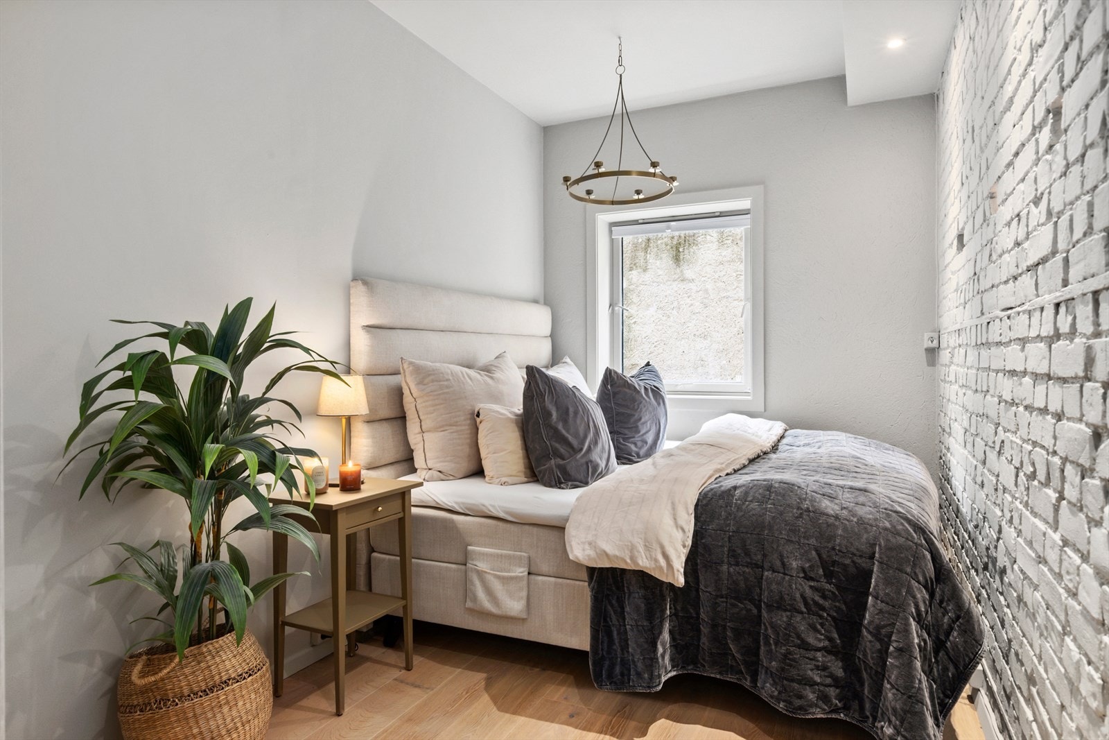 Soverommet kombinerer malt teglstein med moderne uttrykk og downlights for et stilfullt resultat. Galleribilde