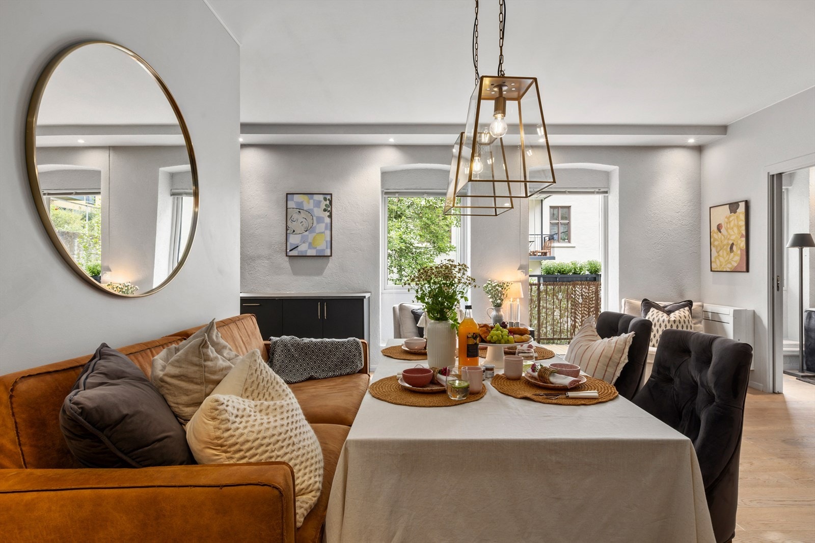 Godt med lysinnslipp fra balkong og vindu. Galleribilde