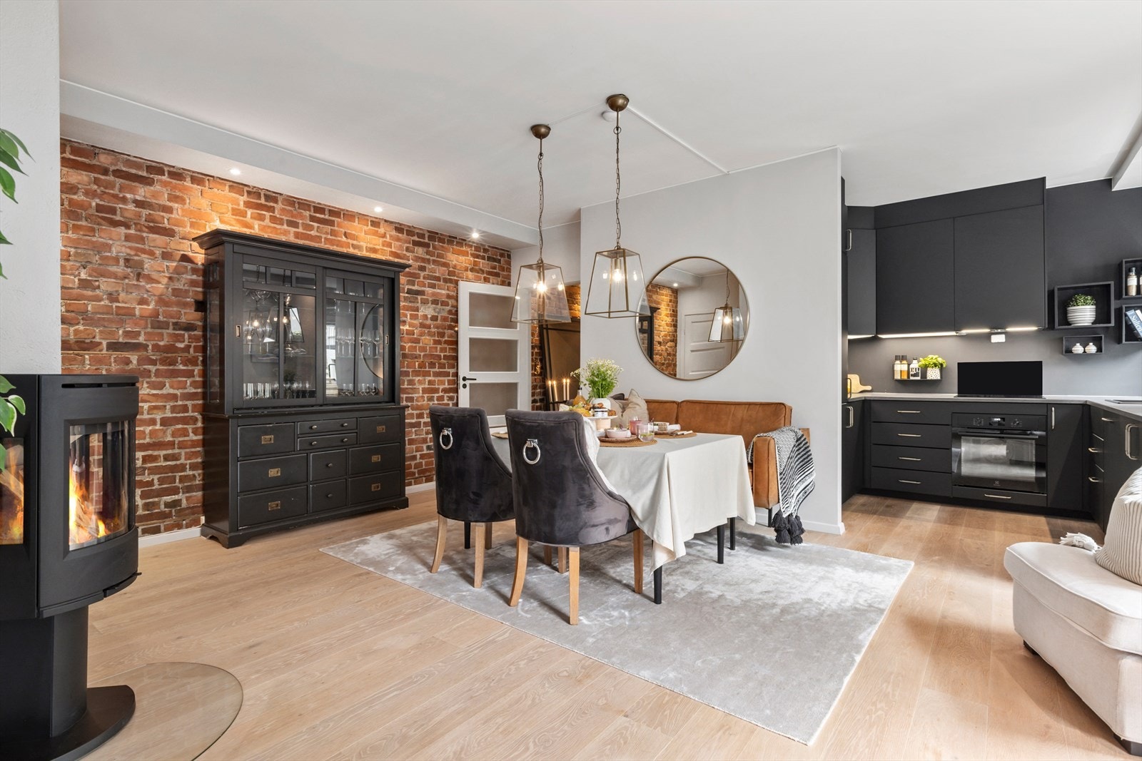 Spisestue med god romfølelse og en koselig peis som setter stemningen. Galleribilde