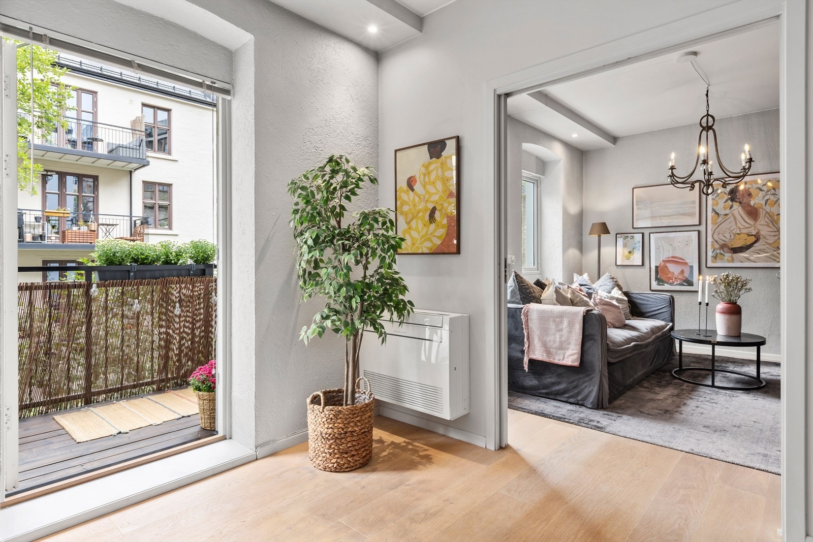 Praktisk løsning med store skyvedører som kan åpnes eller lukkes etter behov. Galleribilde