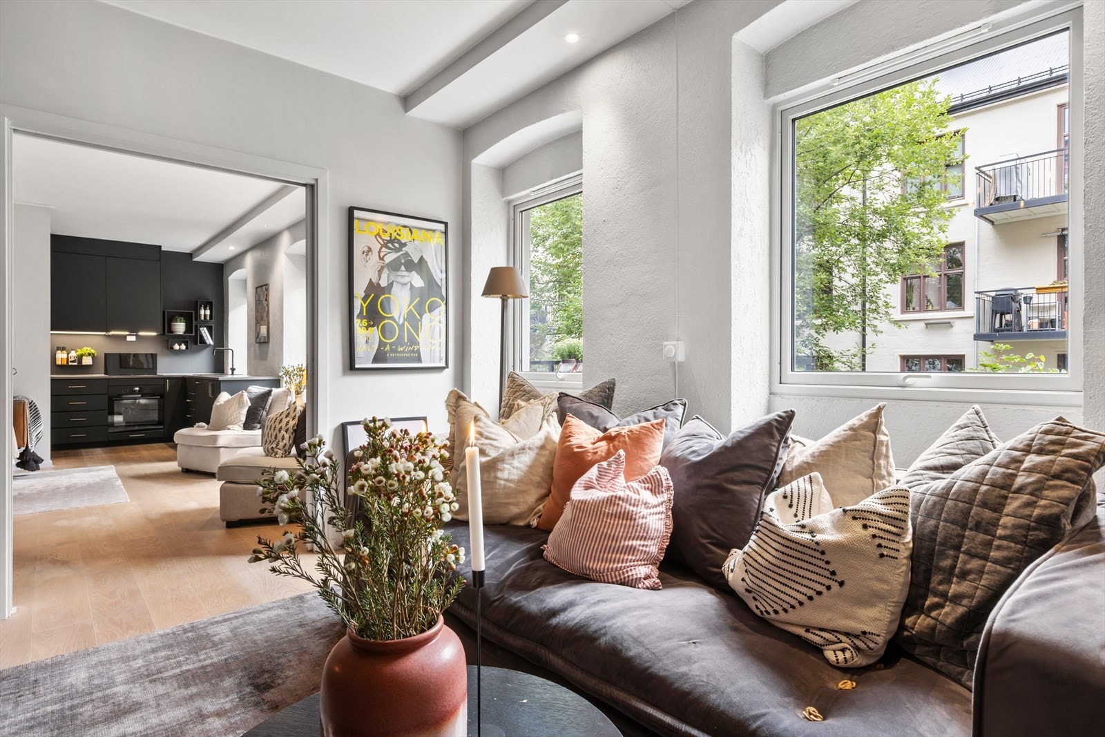 Hele leiligheten fremstår gjennomført med en god kombinasjon av klassiske detaljer og moderne løsninger. Galleribilde