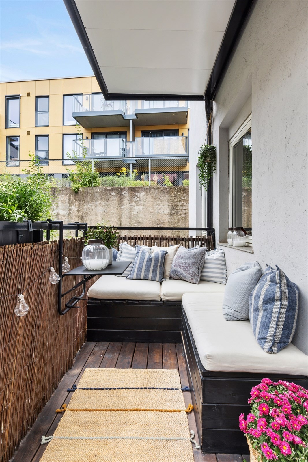 Hyggelig balkong som forlenger oppholdsrommet på sommerhalvåret. Galleribilde