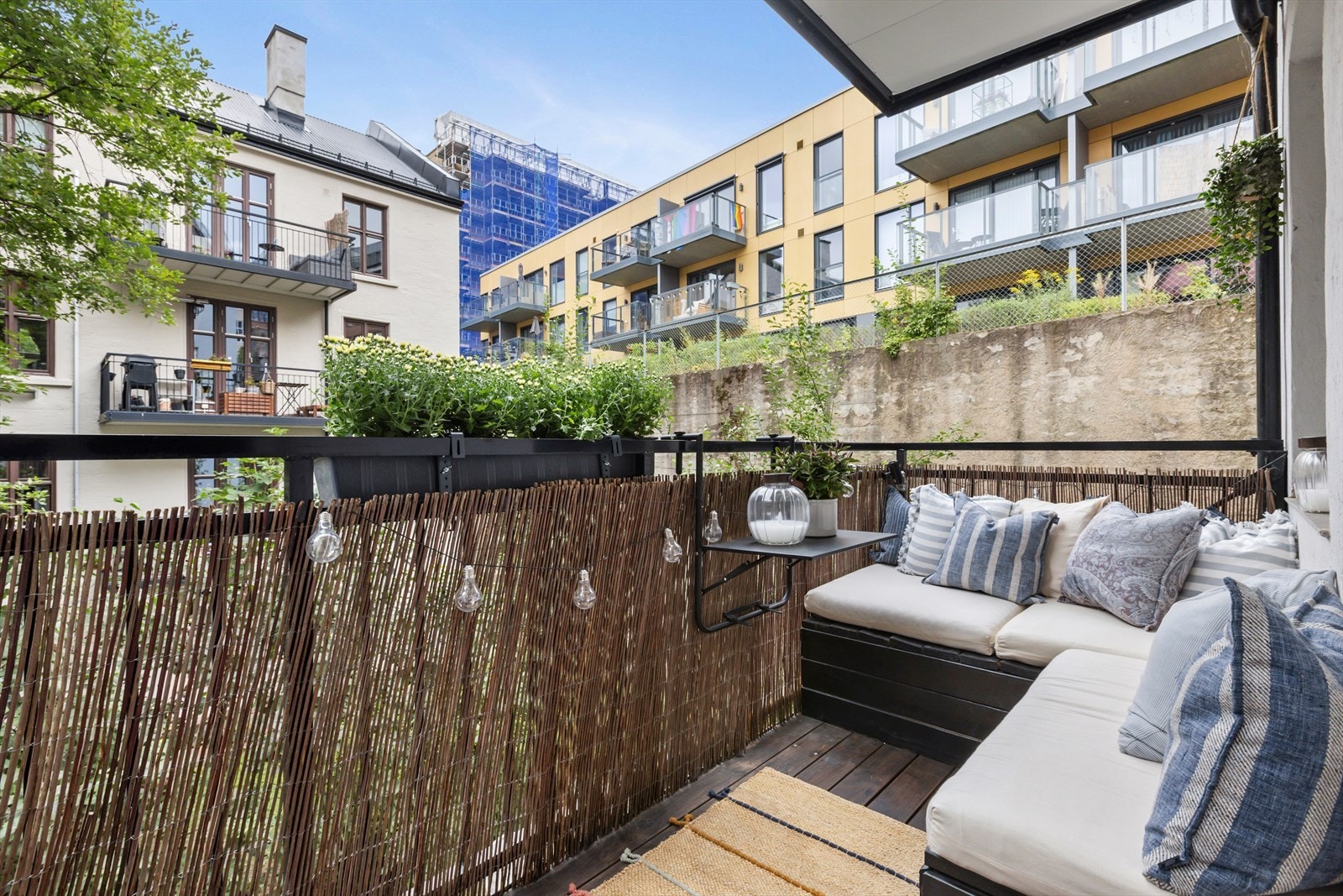 Balkong på 5 m² gir en praktisk uteplass med rom for både møbler og grønne innslag. Galleribilde