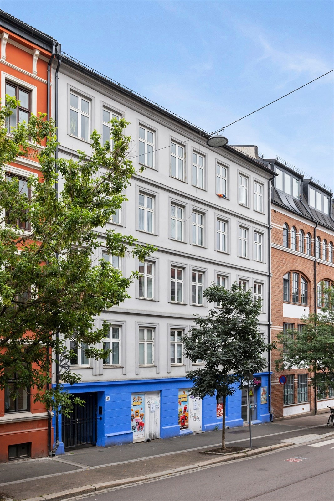 Bygget har en klassisk fasade med tidstypiske detaljer. Galleribilde