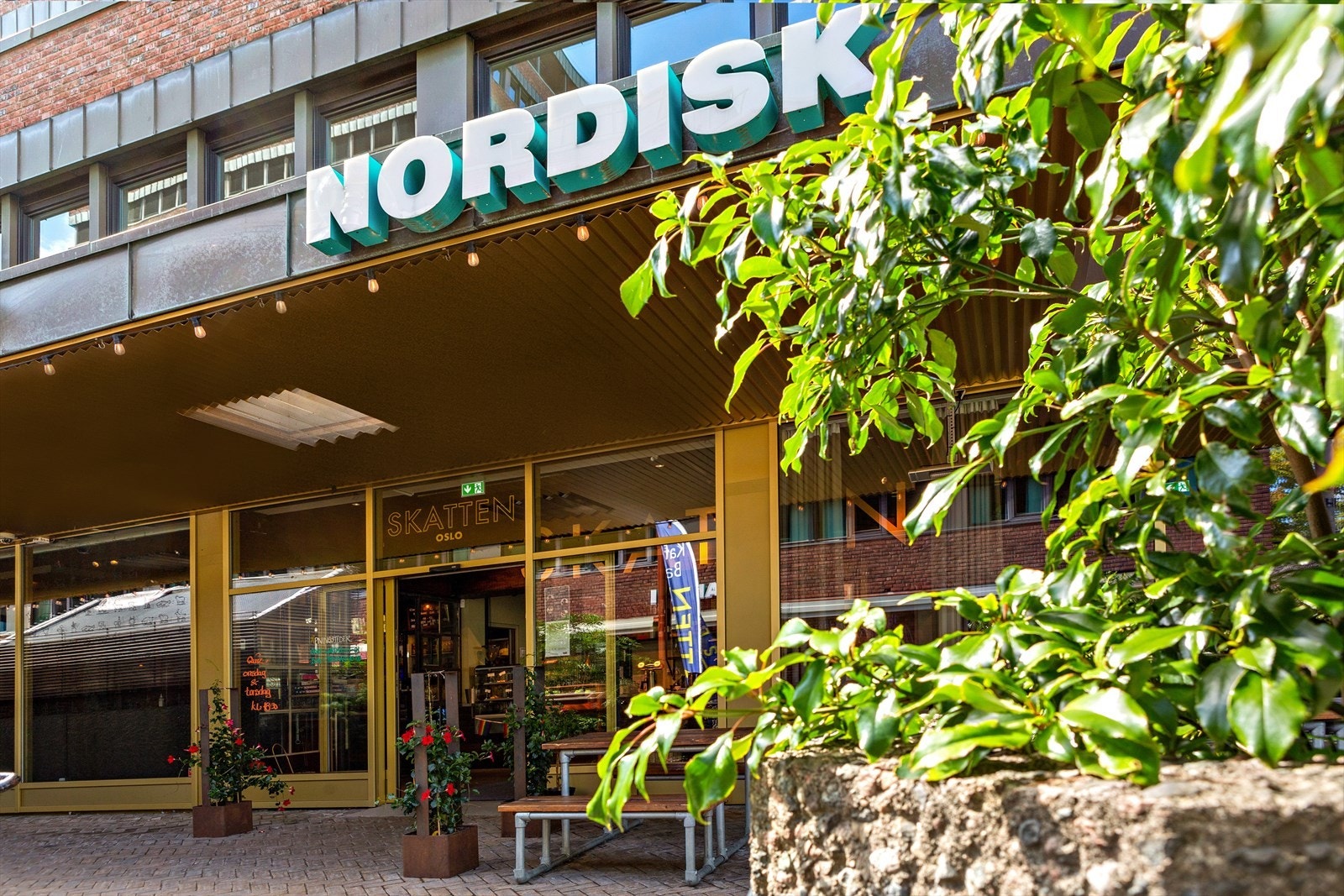 Tøyen torg - Et levende møtepunkt med kafeer, butikker og nabolagspuls. Galleribilde