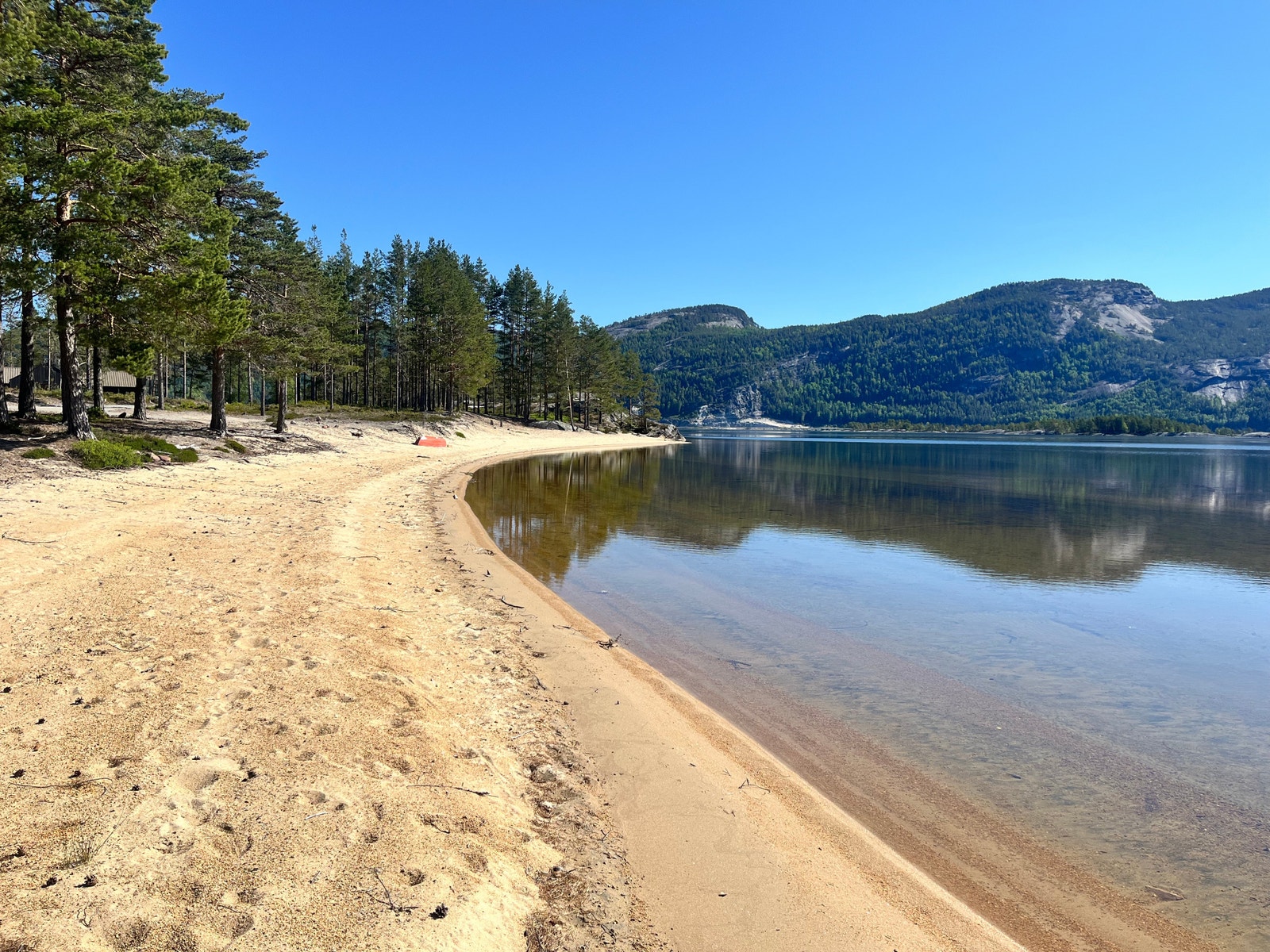 Raudnes har en unik strandlinje - hyttene ligger 50 meter fra denne vakre naturen Galleribilde